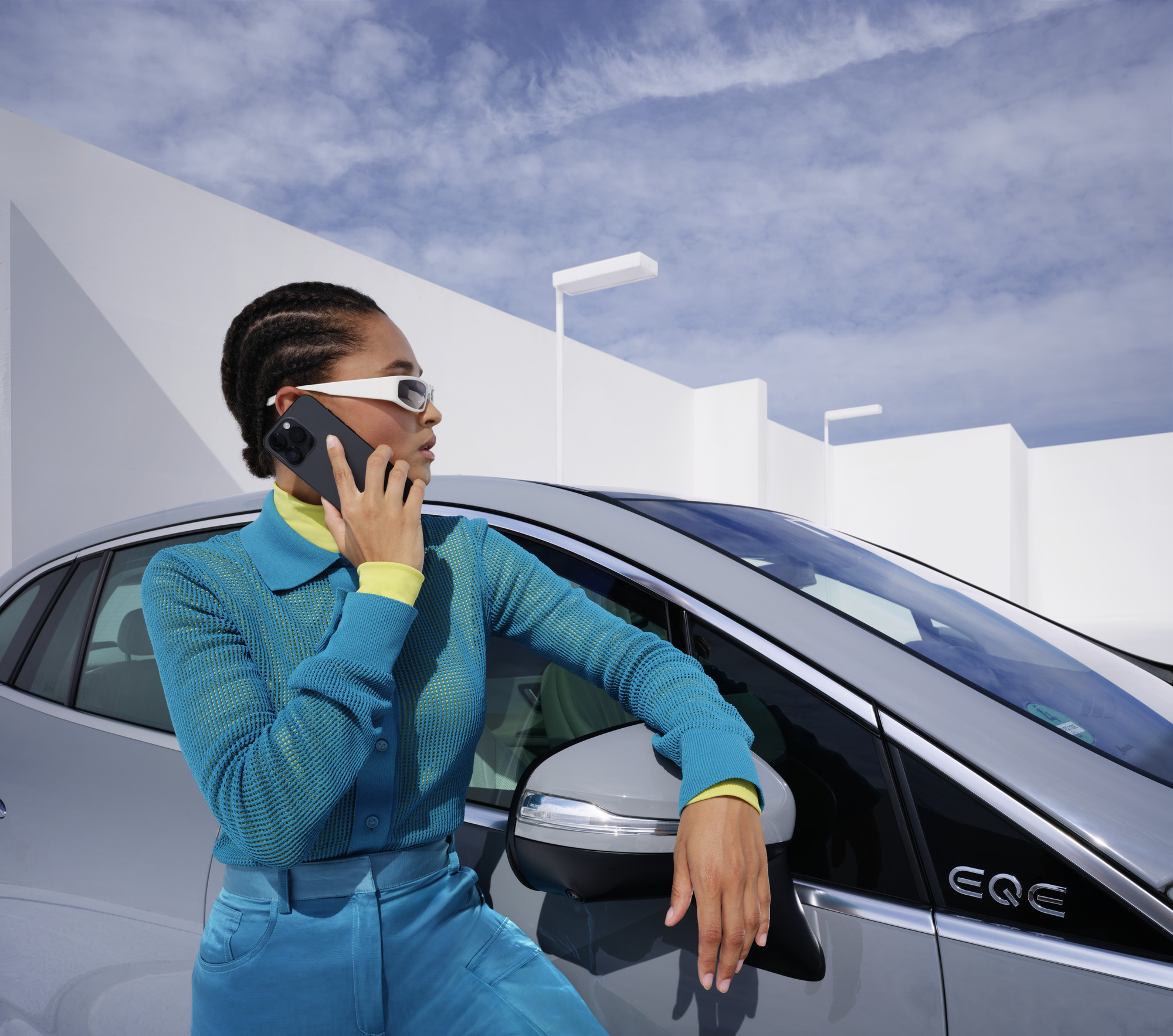 Gestione incidenti e guasti | Mercedes-Benz Una persona appoggiata a una vettura Mercedes-Benz con il telefono in mano.