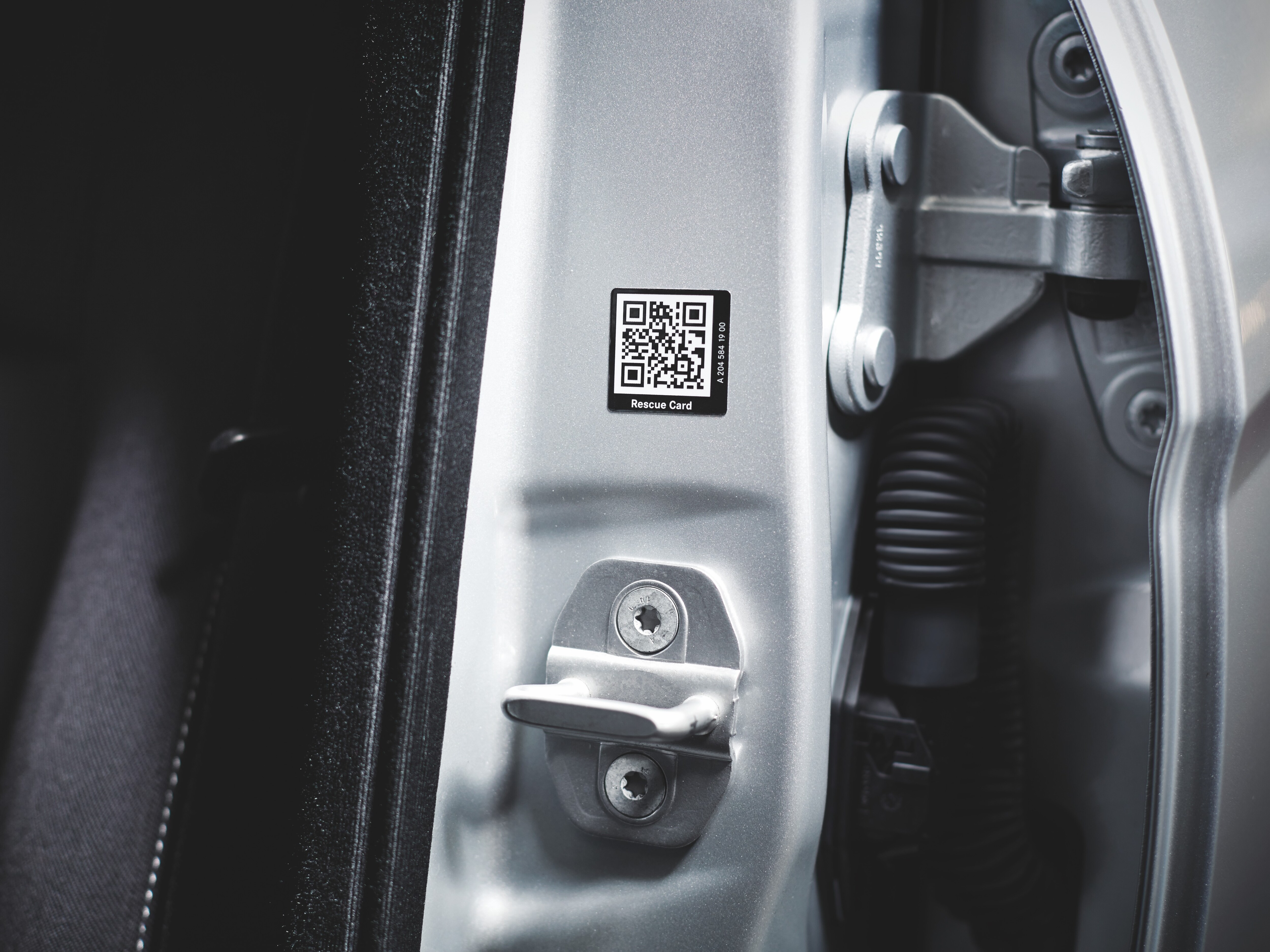 Adesivo di soccorso su una vettura Mercedes-Benz.