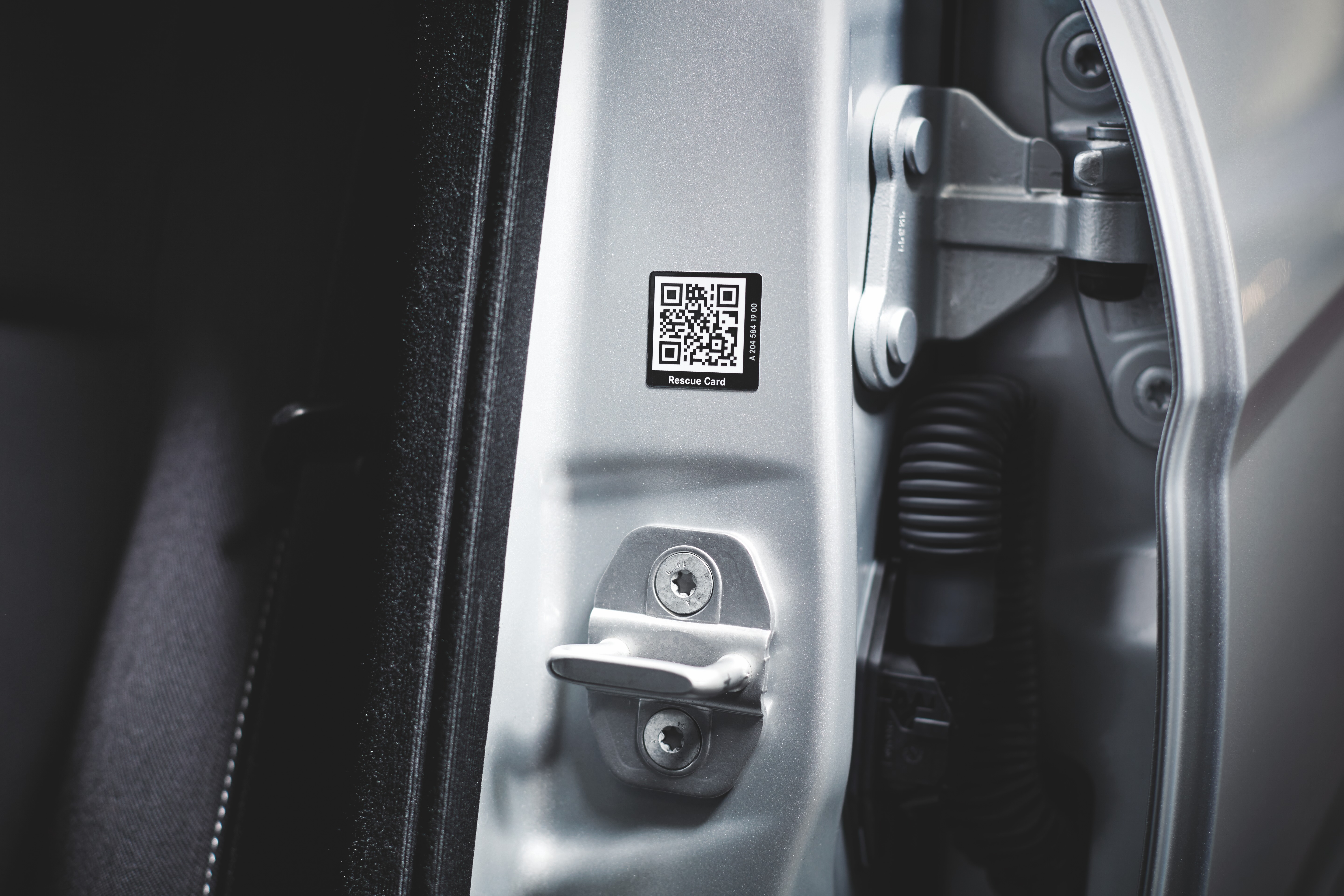 Adesivo di soccorso | Mercedes-Benz Adesivo di soccorso su una vettura Mercedes-Benz.