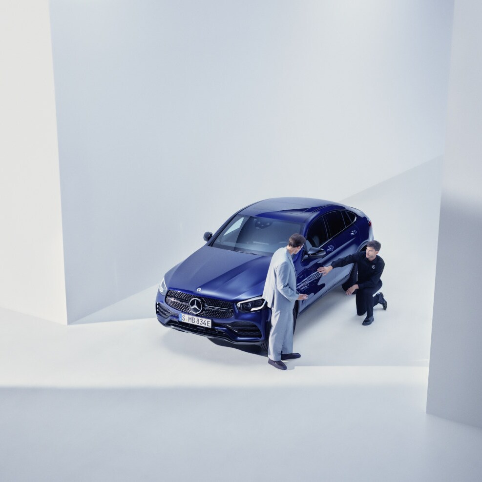 Due esperti dell'assitenza davanti a una Mercedes-Benz
