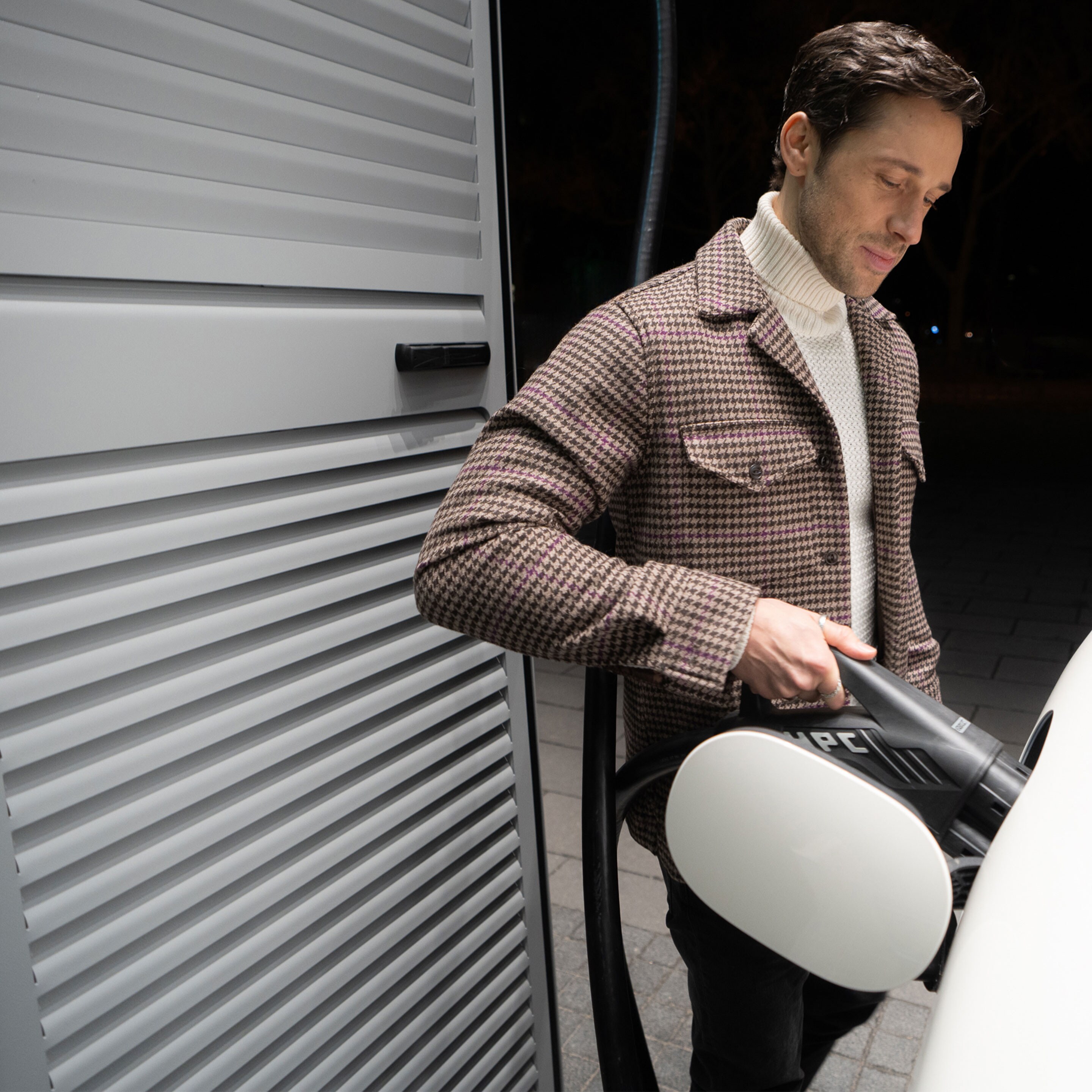 Un'auto elettrica Mercedes-Benz mentre effettua la ricarica durante il viaggio con MB.CHARGE Public.