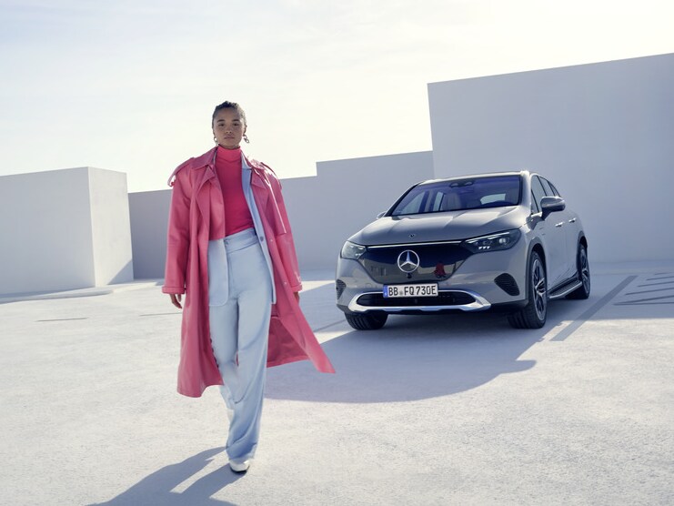 Una donna si allontana dalla sua Mercedes-Benz.