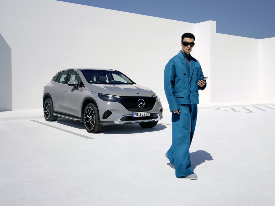 Un uomo davanti alla sua Mercedes-Benz.
