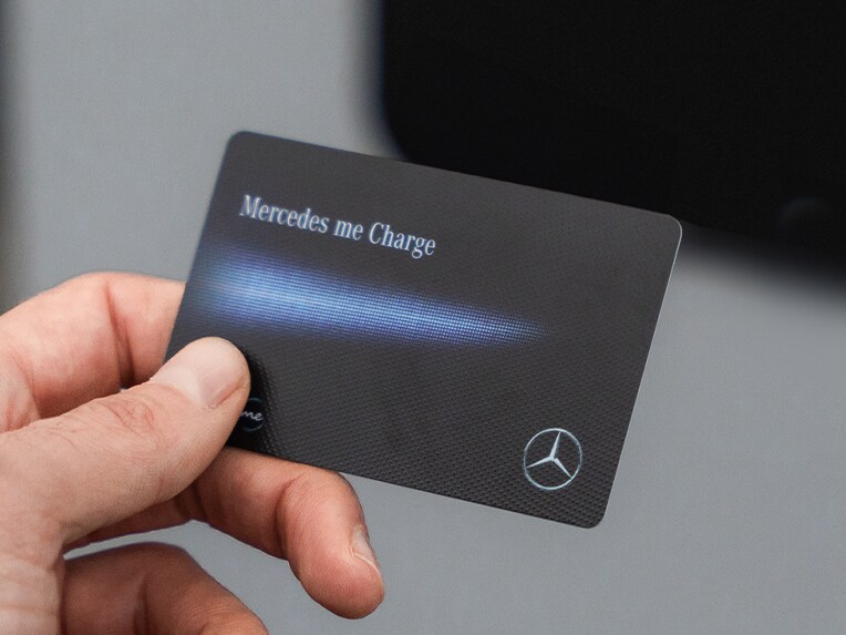 Autenticati con la tua scheda Mercedes me Charge.