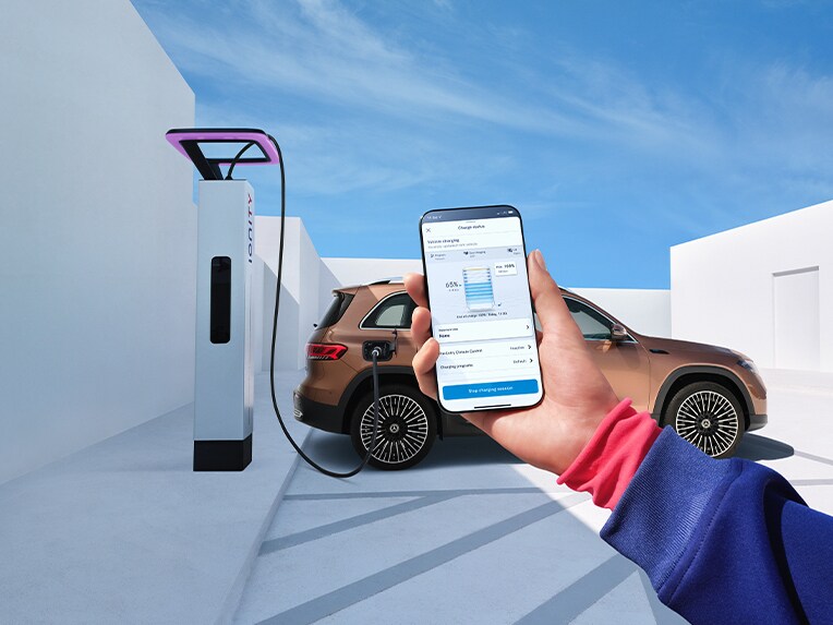 Dallo smartphone puoi accedere all'app Mercedes-Benz e vedere il consumo di carburante del veicolo.