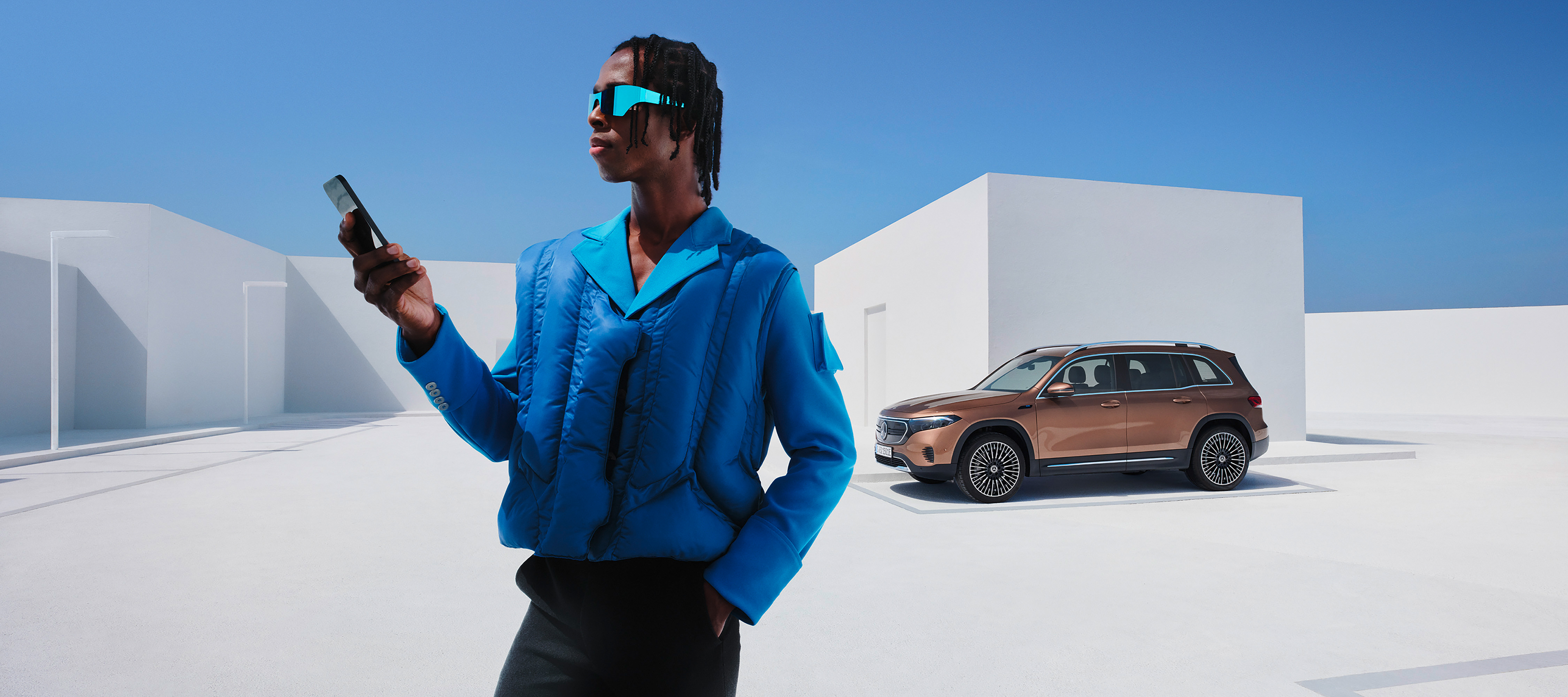 Mercedes-Benz App | Mercedes-Benz Un uomo è collegato con la sua Mercedes-Benz tramite lo smartphone e i Digital extras.