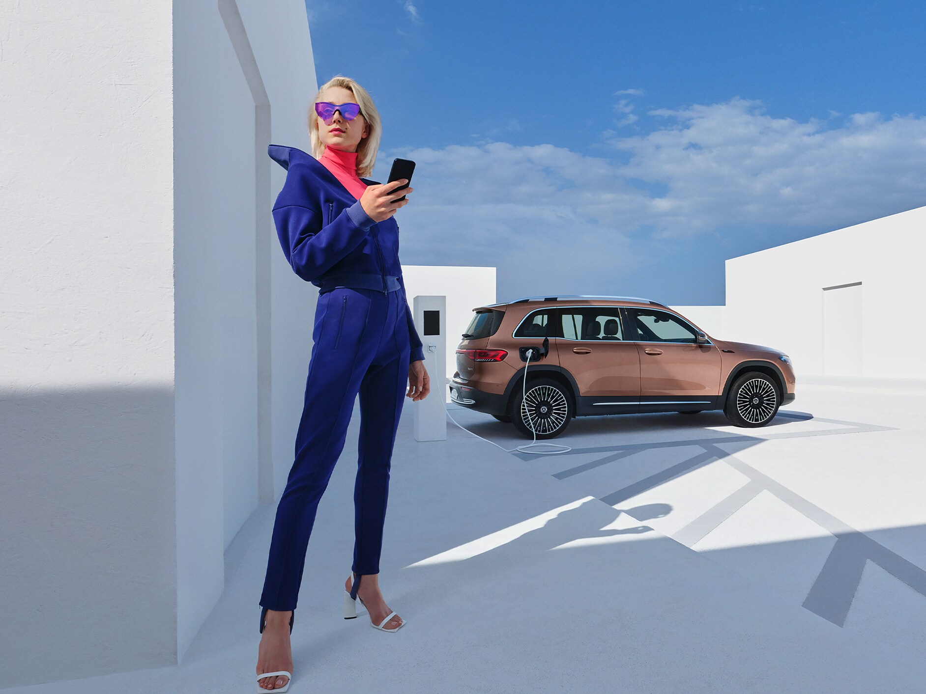 Una donna mentre collega il suo smartphone all'auto