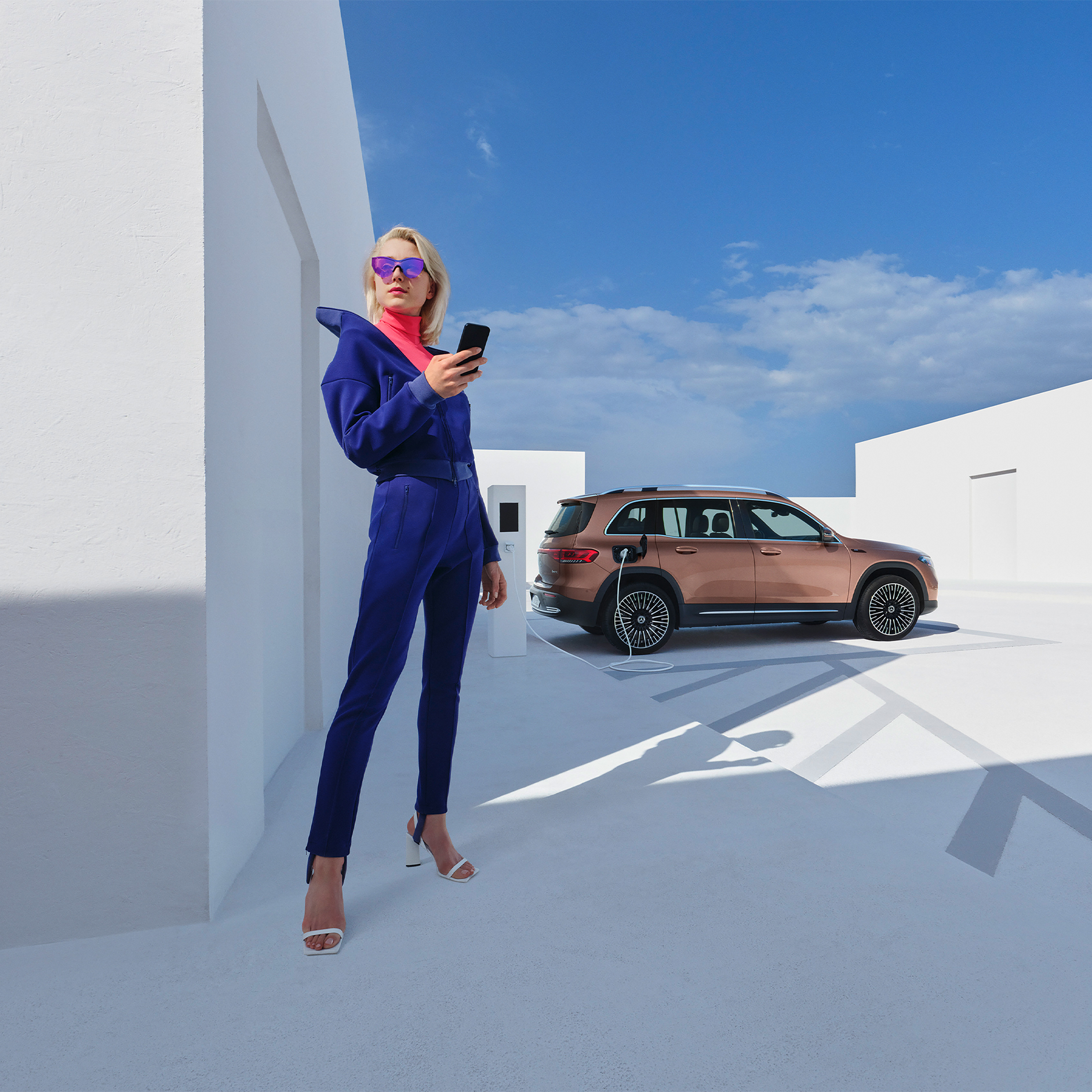 Equipaggiamento di serie | Equipaggiamento di serie | Mercedes-Benz Una donna mentre collega il suo smartphone all'auto
