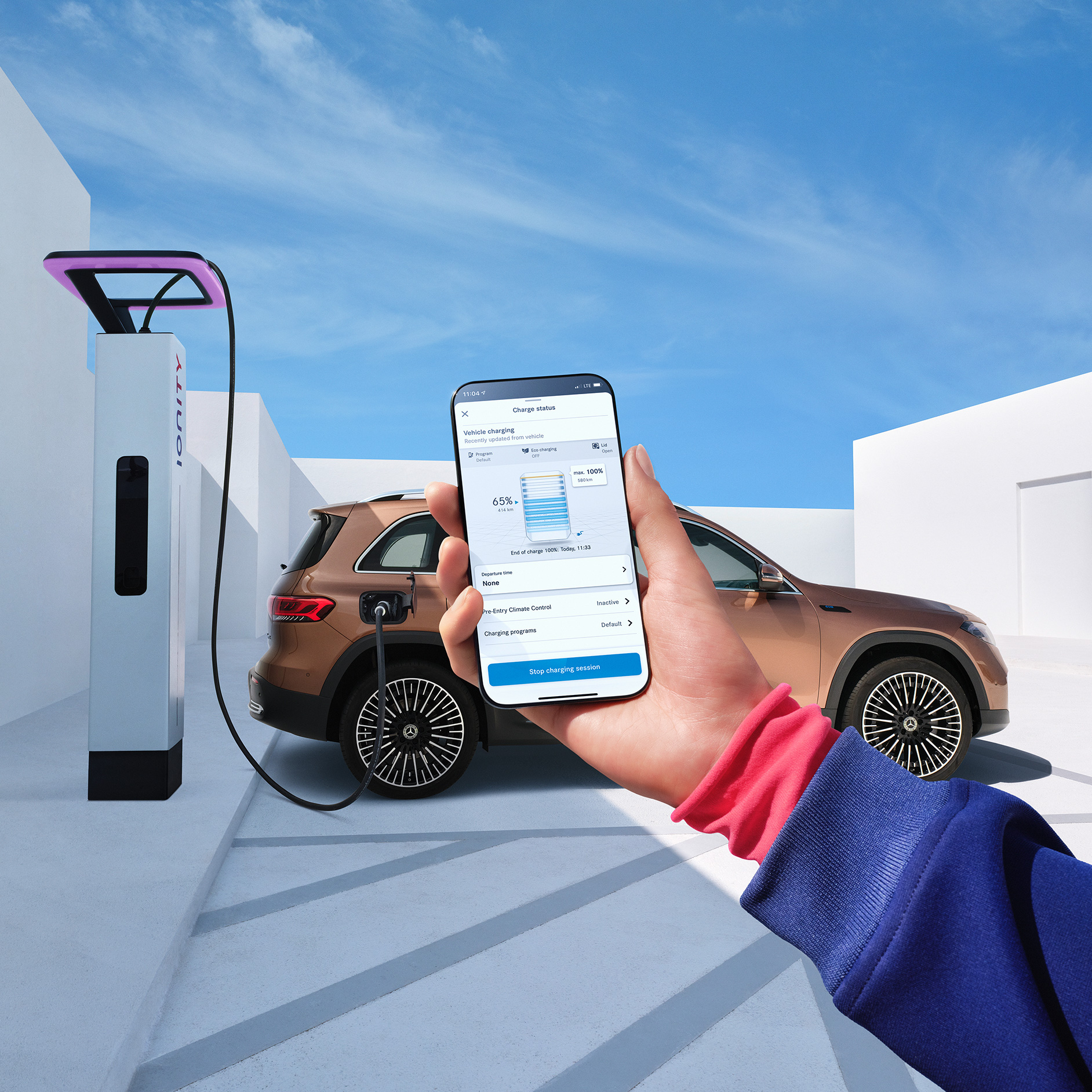 Mercedes me Charge | Pacchetto Mercedes-Benz Connect | Mercedes-Benz Una donna ricarica comodamente la sua Mercedes-Benz ad una stazione di ricarica IONITY.