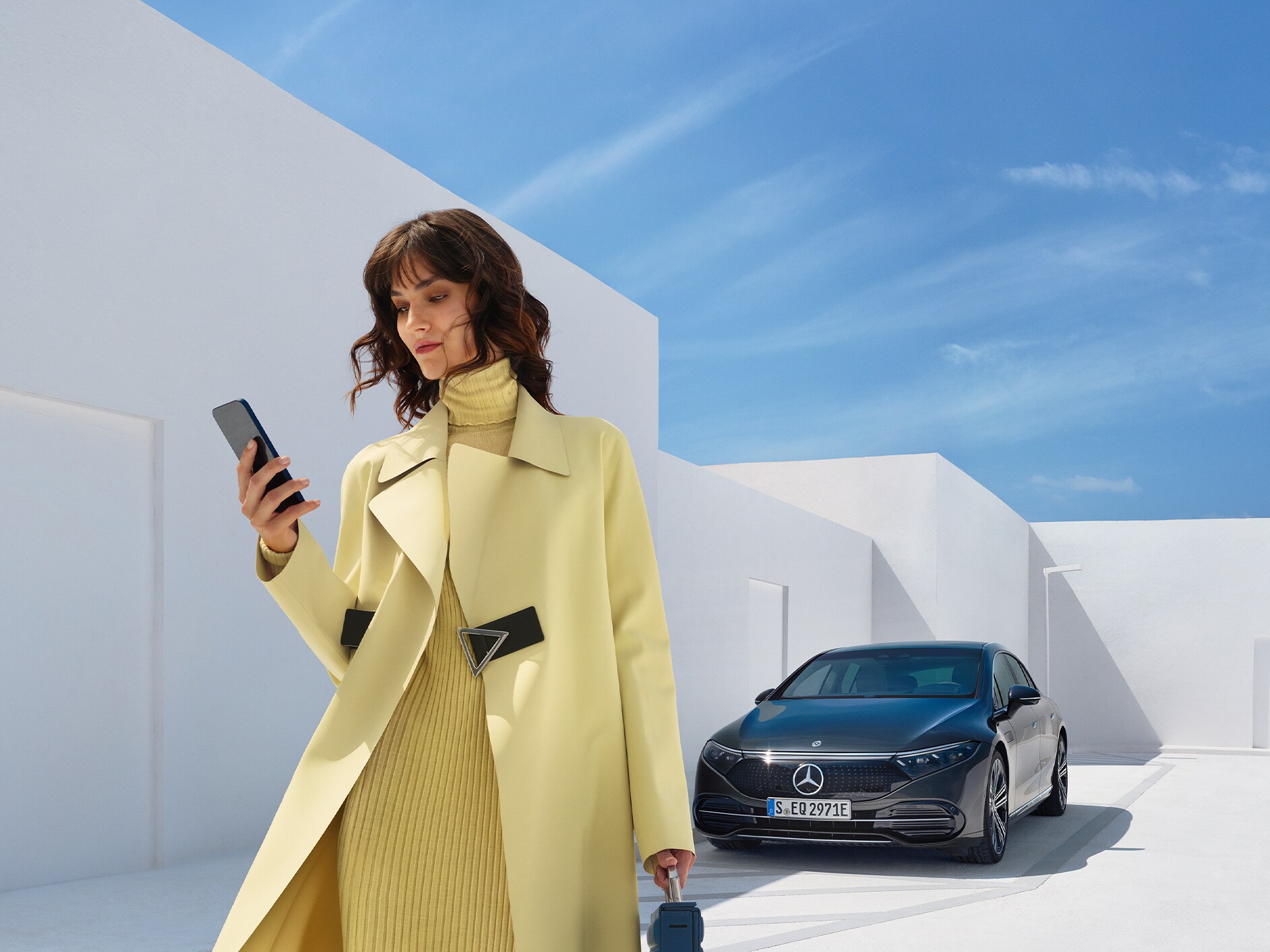 Una persona rinnova/acquista i Digital Extras per un veicolo tramite smartphone.