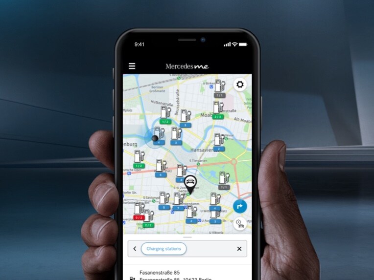 Nell'app Mercedes installata sullo smartphone vengono visualizzate le stazioni di ricarica nelle vicinanze tramite il servizio Mercedes me Charge.