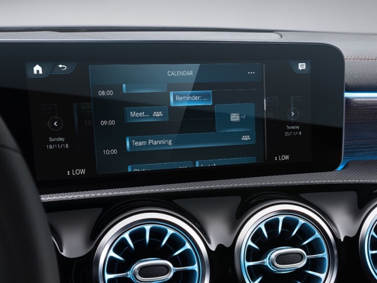 Sul display del sistema multimediale MBUX, il Digital Extras In-Car Office mostra le prossime riunioni.