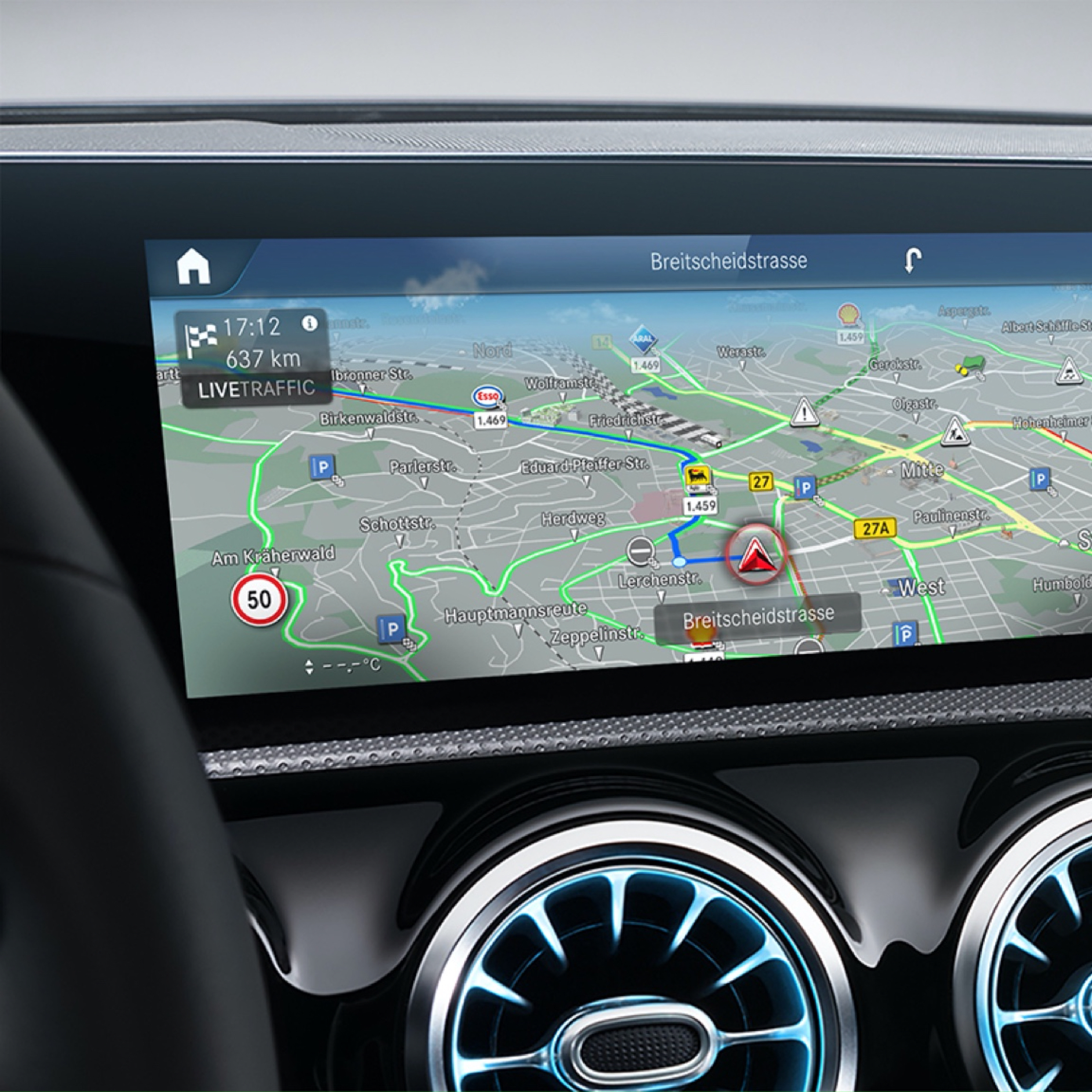 Car-to-X Communication | Excellence Package | Mercedes-Benz Sul display del sistema multimediale MBUX, i potenziali pericoli che si trovano sul percorso sono indicati tramite la Car-to-X Communication Digital Extras.