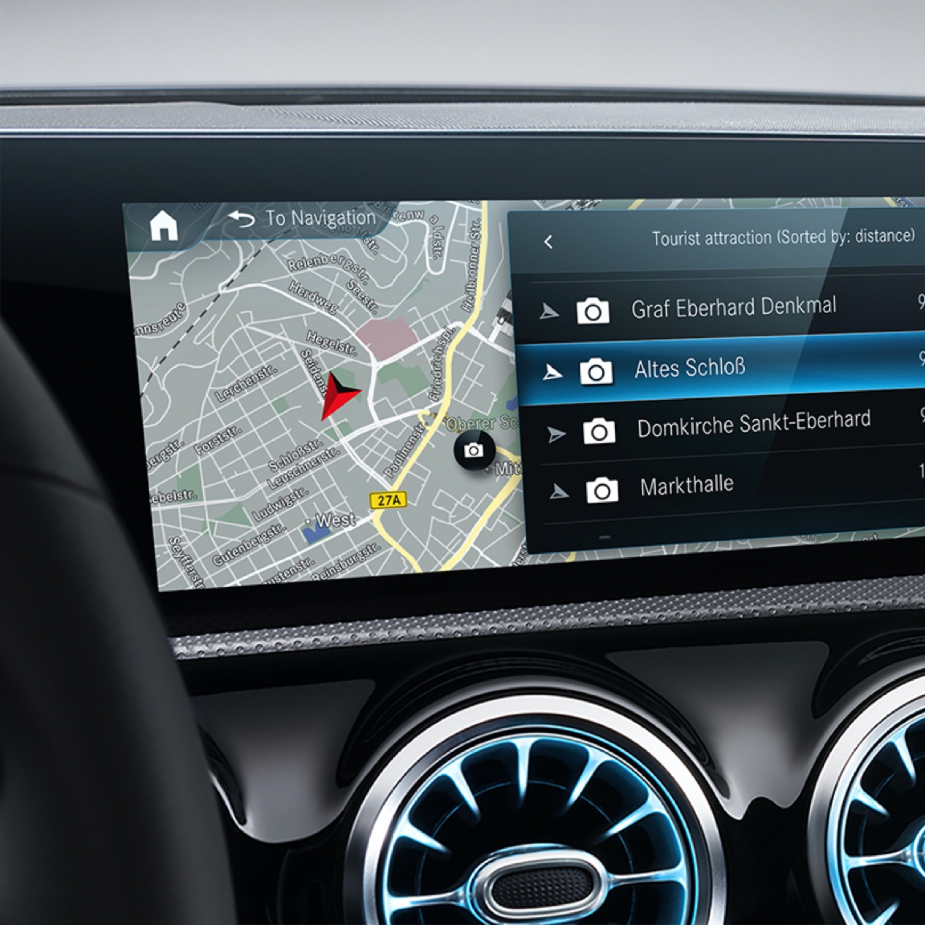 Ricerca locale | Excellence Package | Mercedes-Benz Lo schermo del sistema multimediale MBUX visualizza il percorso migliore per il conducente grazie al Digital Extras di navigazione.