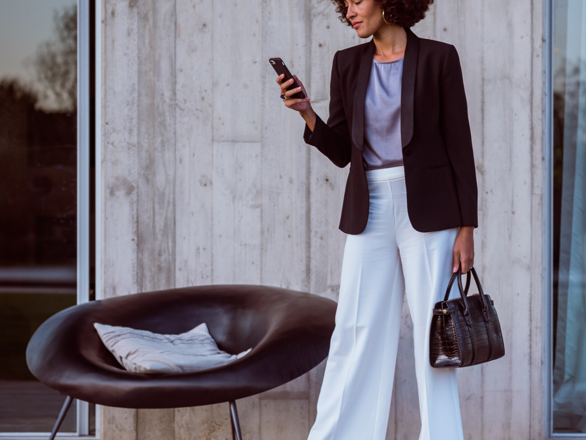 Una donna si collega alla sua Mercedes-Benz tramite smartphone, App Mercedes me e Mercedes me ID.