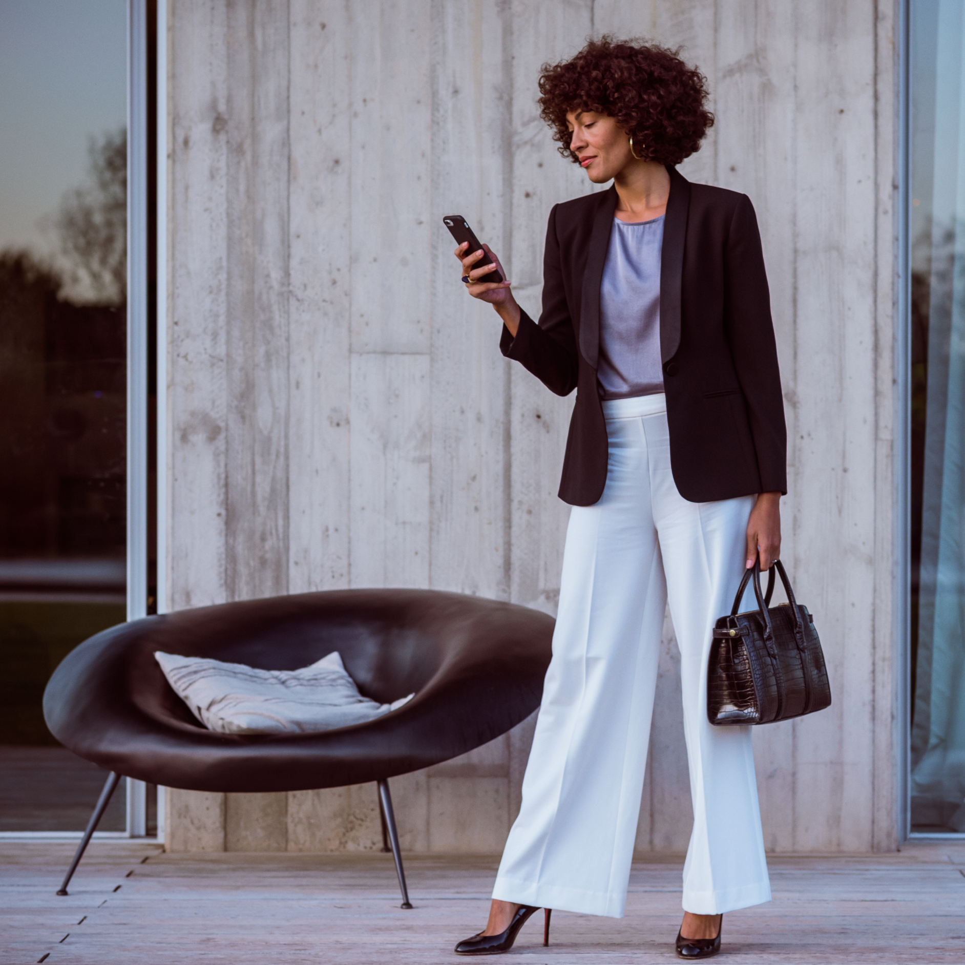 App Mercedes-Benz | Mercedes me ID | Mercedes-Benz Una donna si collega alla sua Mercedes-Benz tramite lo smartphone, l'App Mercedes e il suo Mercedes me ID.