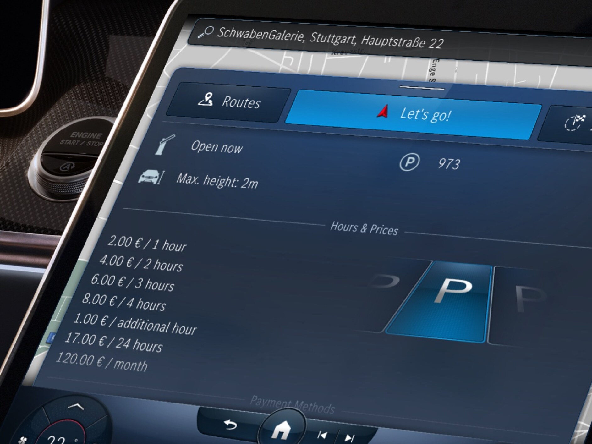 Il display del sistema multimediale MBUX mostra i posti auto disponibili e i relativi prezzi grazie al Digital Extras parcheggi liberi disponibili.