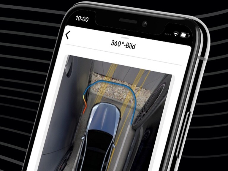 Una Mercedes-Benz è stata guidata comodamente in un parcheggio stretto utilizzando su uno smartphone l'app Mercedes-Benz con sistema di assistenza per il parcheggio a distanza e la visuale a 360°.