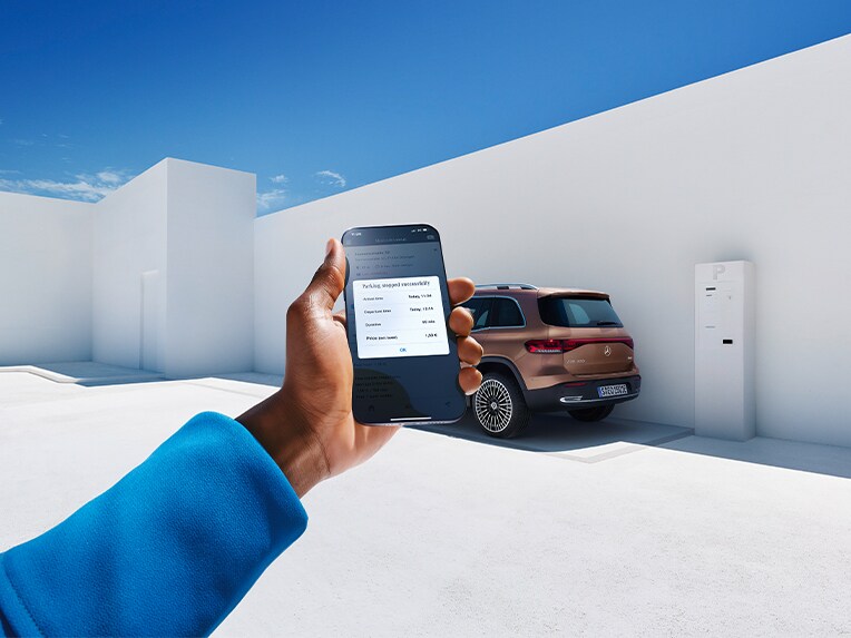Con uno smartphone e l'app Mercedes-Benz Service si può prenotare un appuntamento presso un partner Mercedes-Benz.