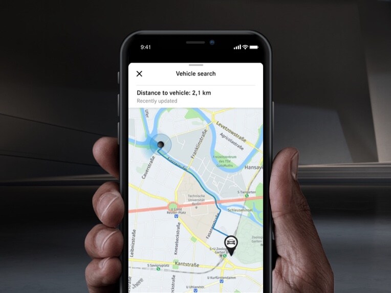 La posizione del veicolo viene visualizzata su uno smartphone tramite un servizio da remoto Digital Extra in un'app Mercedes.