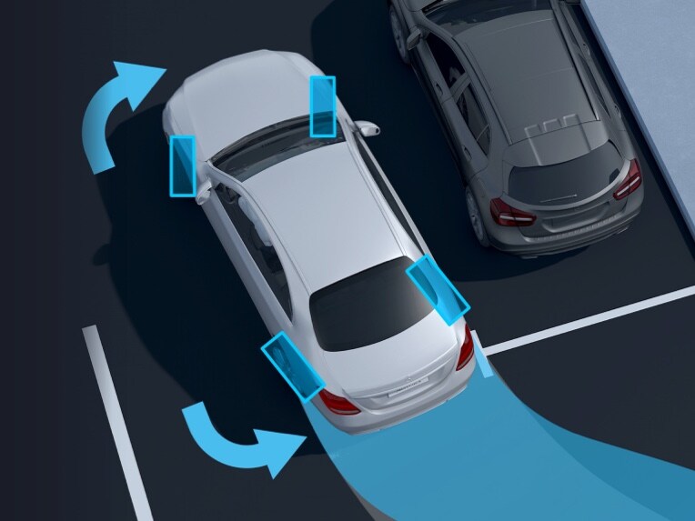 Una Mercedes-Benz entra in uno spazio di parcheggio con il Digital Extras Asse posteriore sterzante con ampio angolo di sterzata.