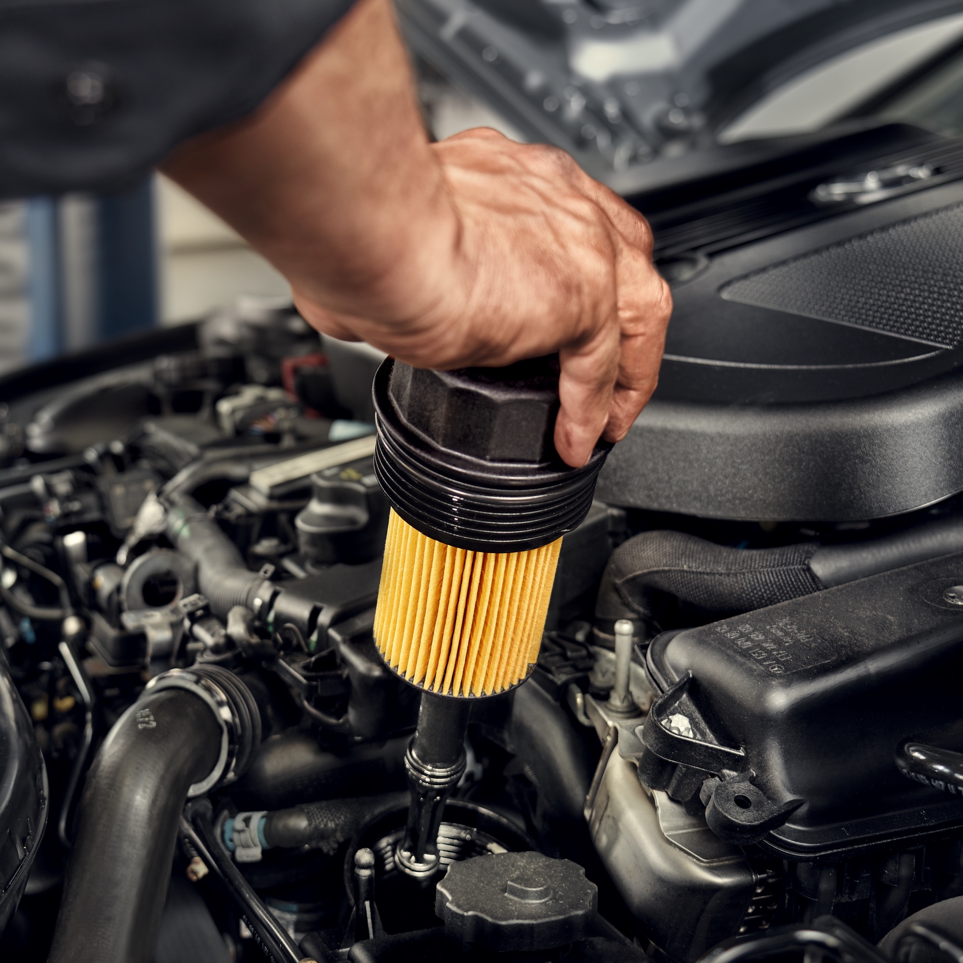Filtro dell'olio | Mercedes-Benz Un tecnico mentre installa il filtro dell'olio su un veicolo Mercedes-Benz.