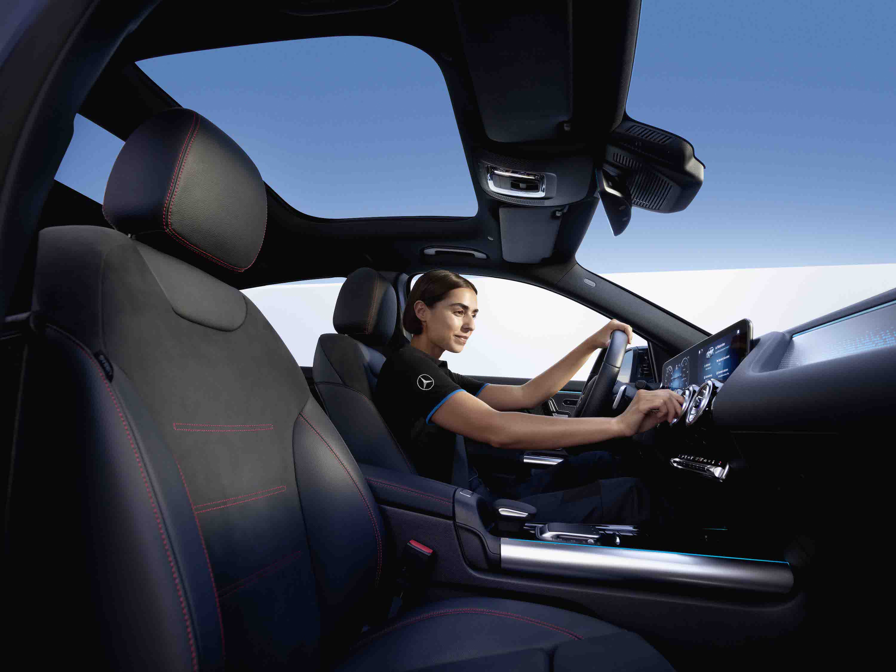 Filtro dell'aria dell'abitacolo. | Mercedes-Benz Un meccanico sedutoin una vettura Mercedes-Benz controlla il filtro dell'aria dell'abitacolo.