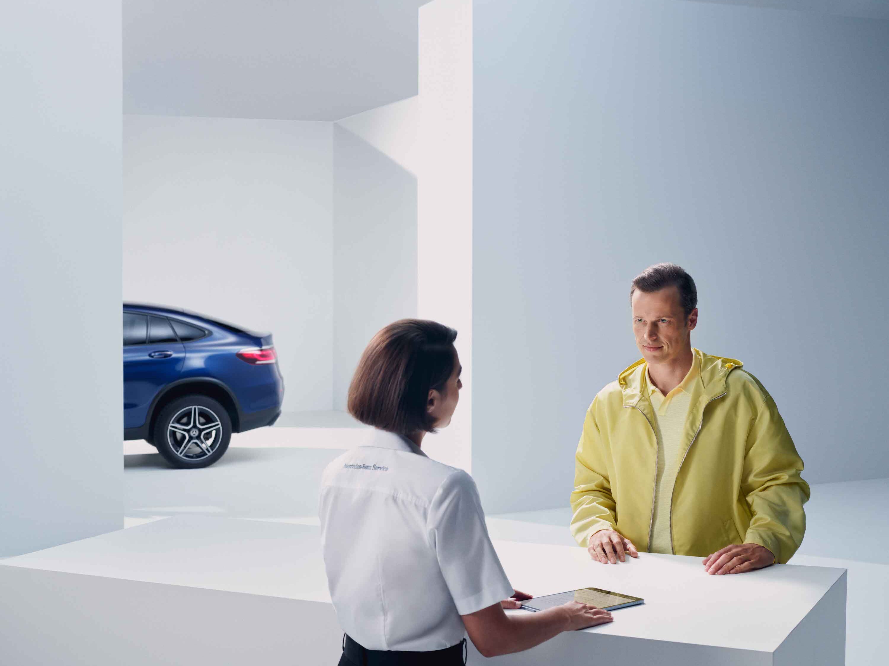 Una persona riceve consigli da un dipendente Mercedes-Benz.