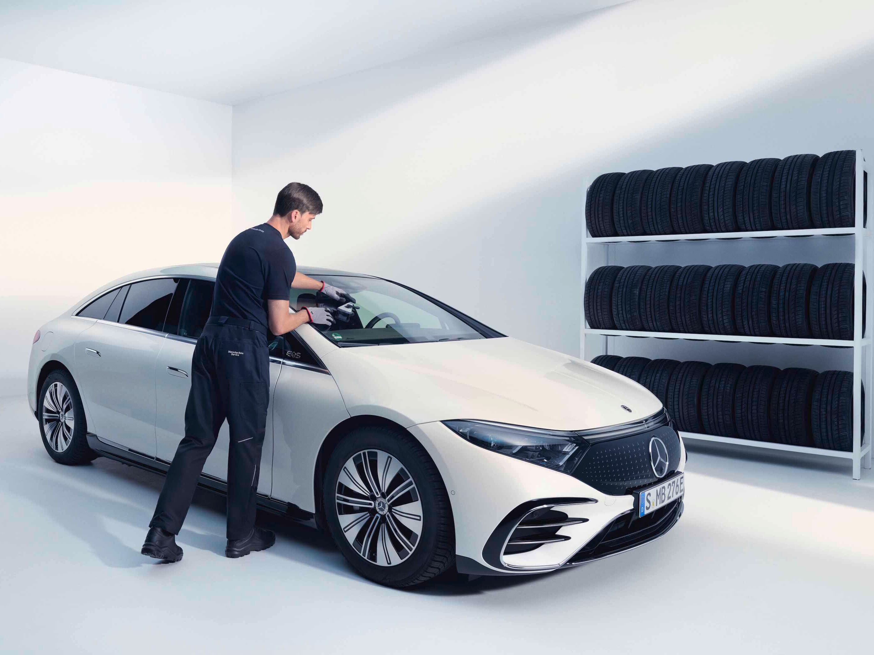 Un tecnico controlla il parabrezza di una Mercedes-Benz.