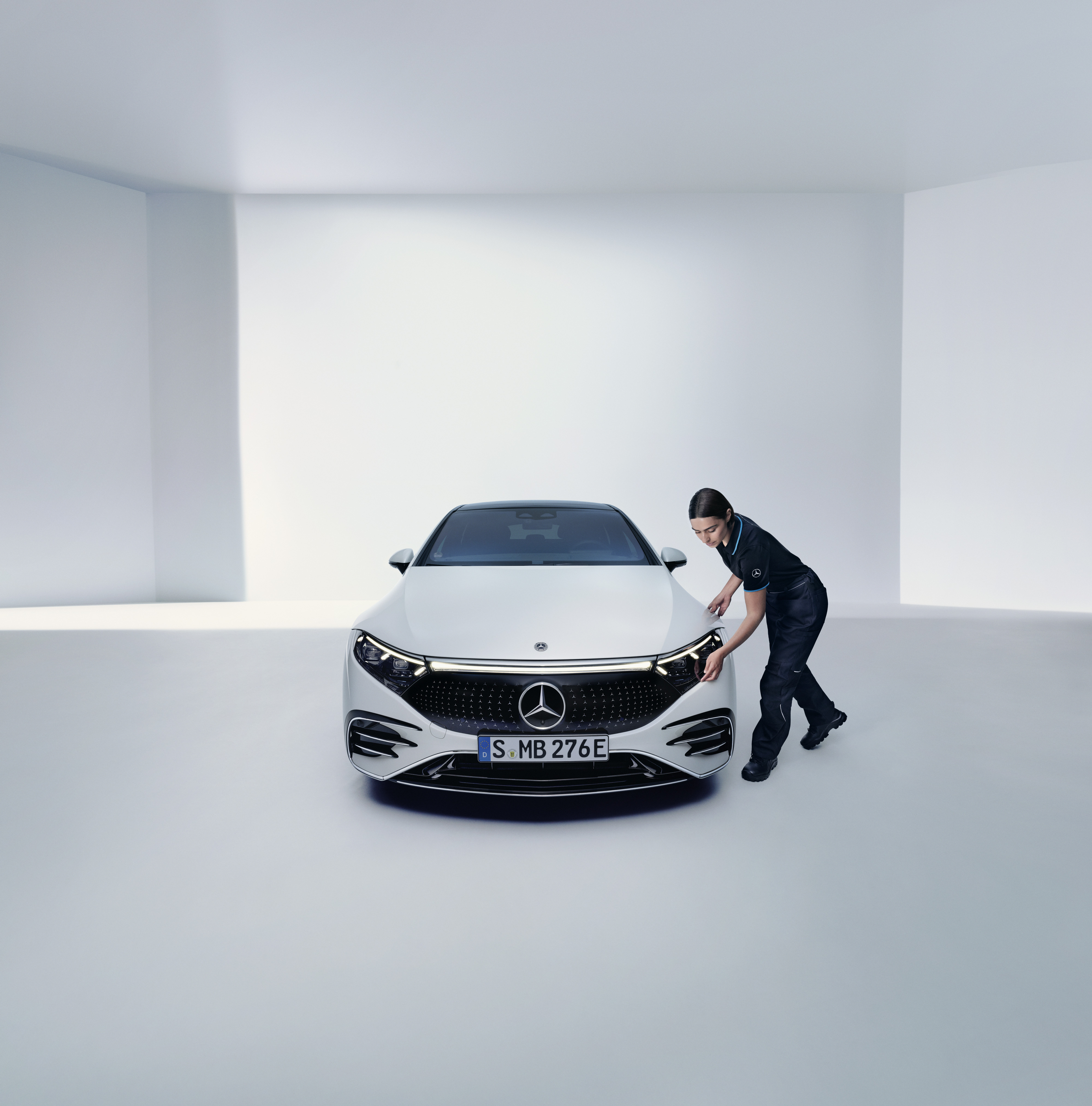 Riparazioni | Mercedes-Benz Un tecnico Mercedes-Benz esamina un faro di una vettura Mercedes-Benz.