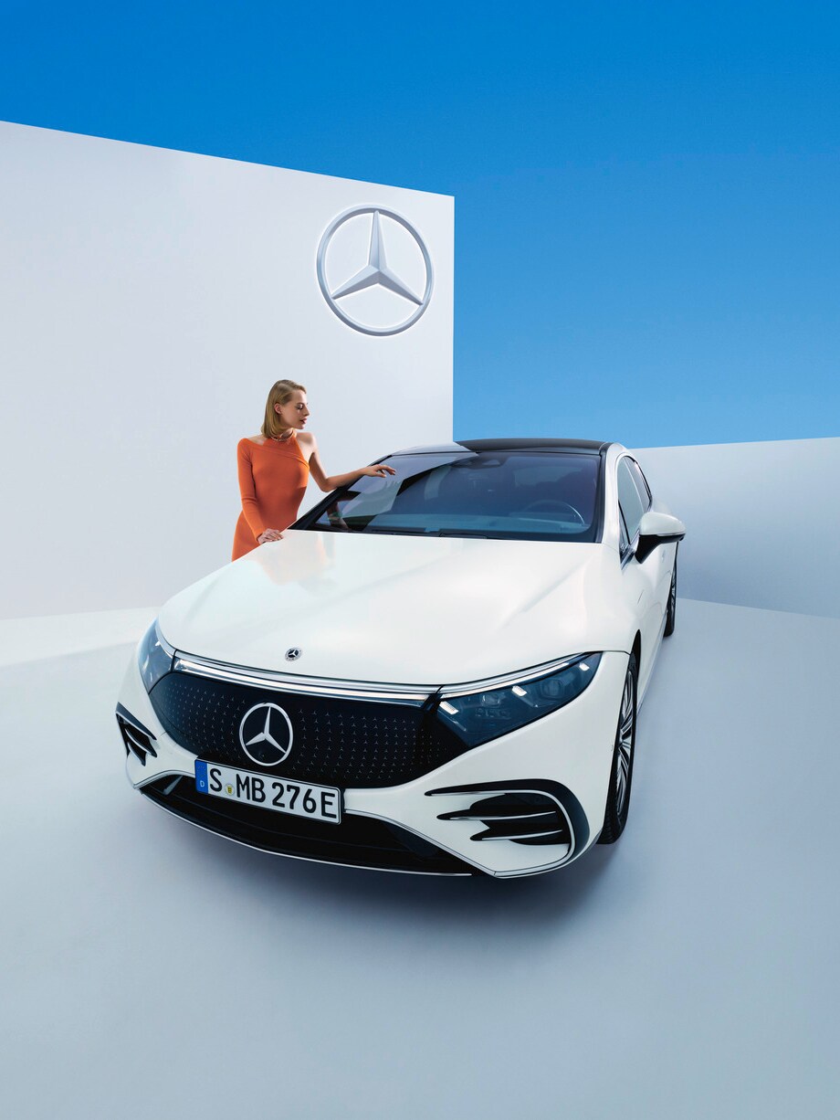 Una persona mentre guarda la propria Mercedes-Benz.