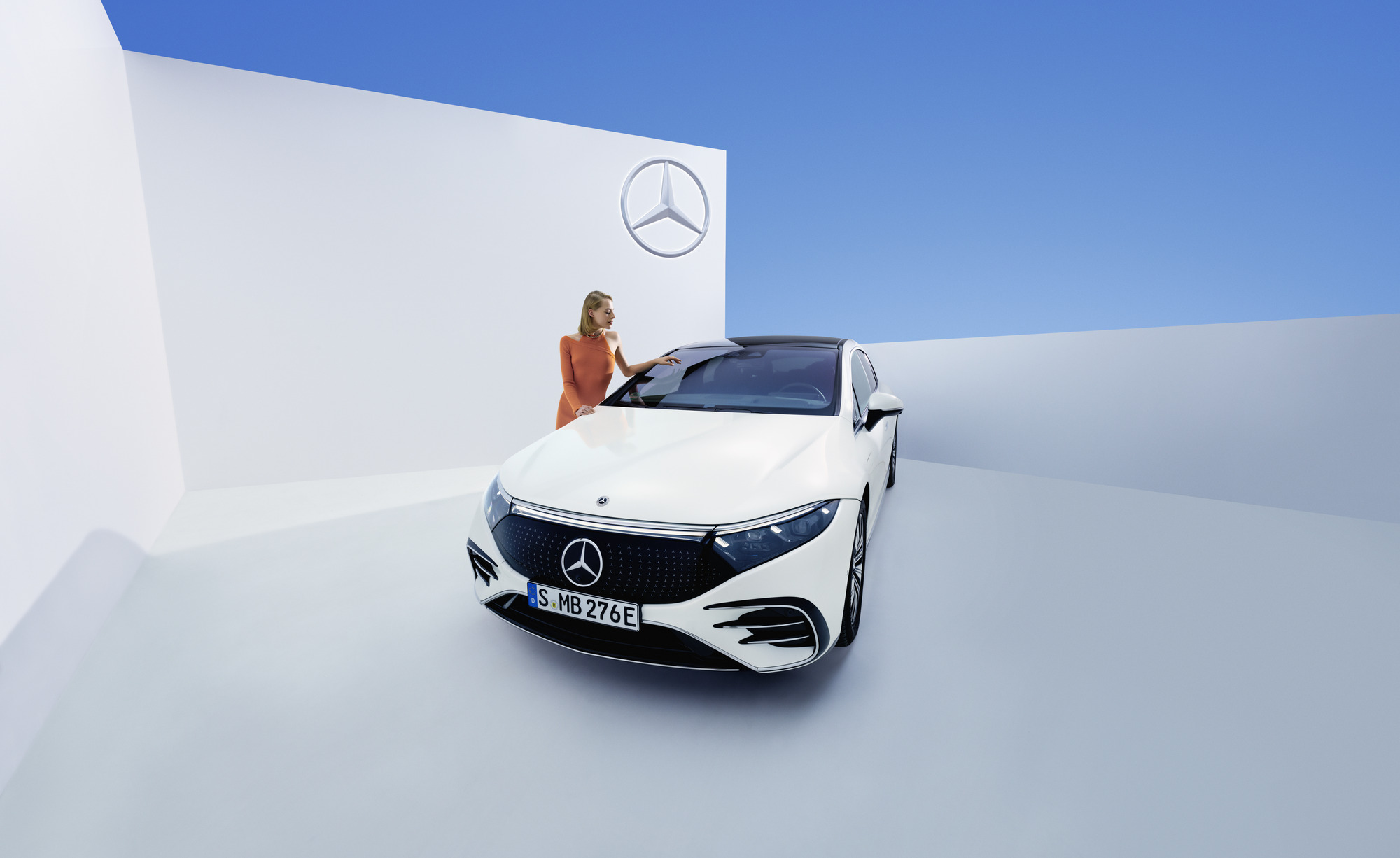 Mercedes-Benz Repair | Mercedes-Benz Una persona mentre guarda la propria Mercedes-Benz.