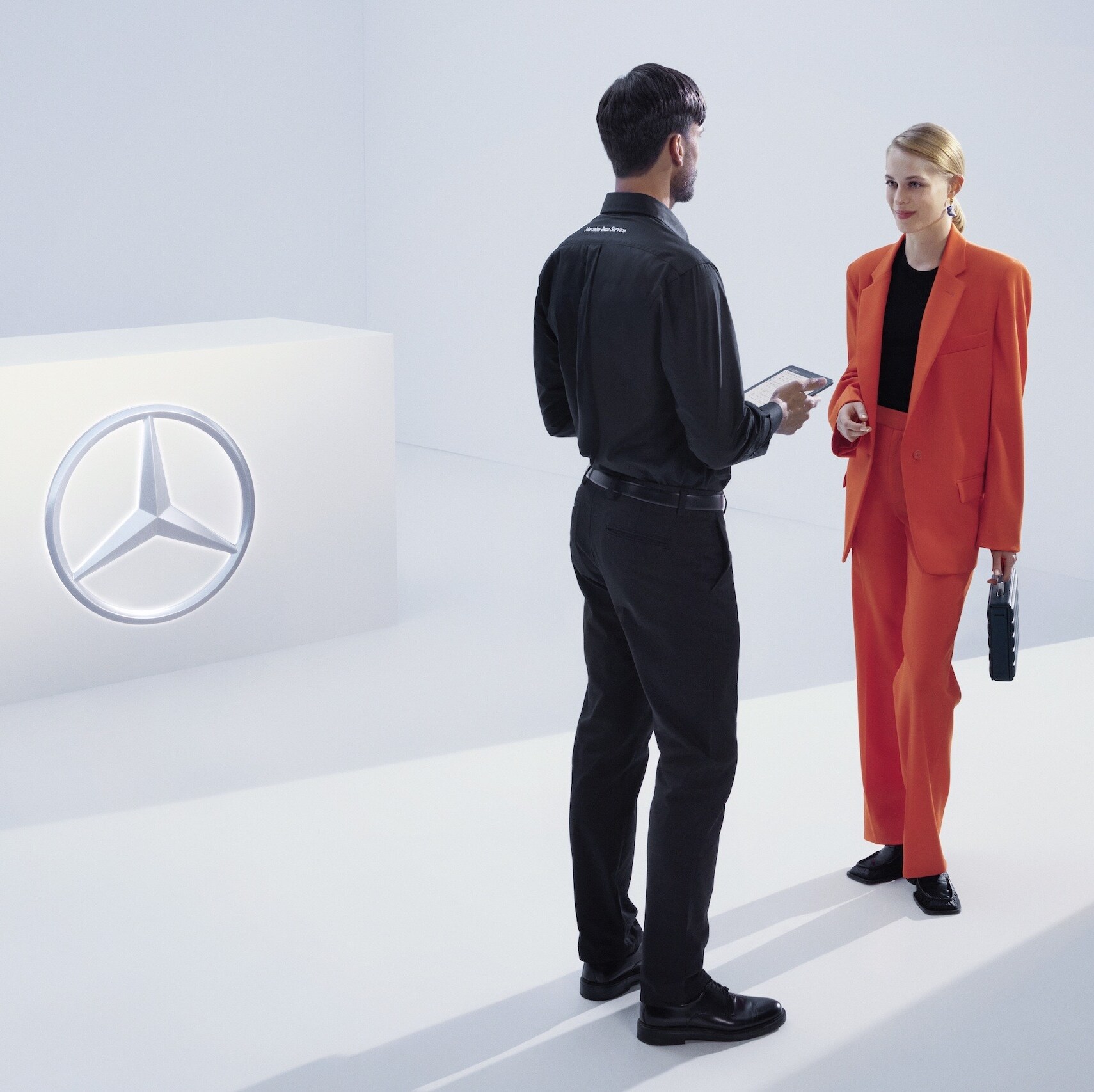 Un consulente Mercedes-Benz sta consultando un cliente.