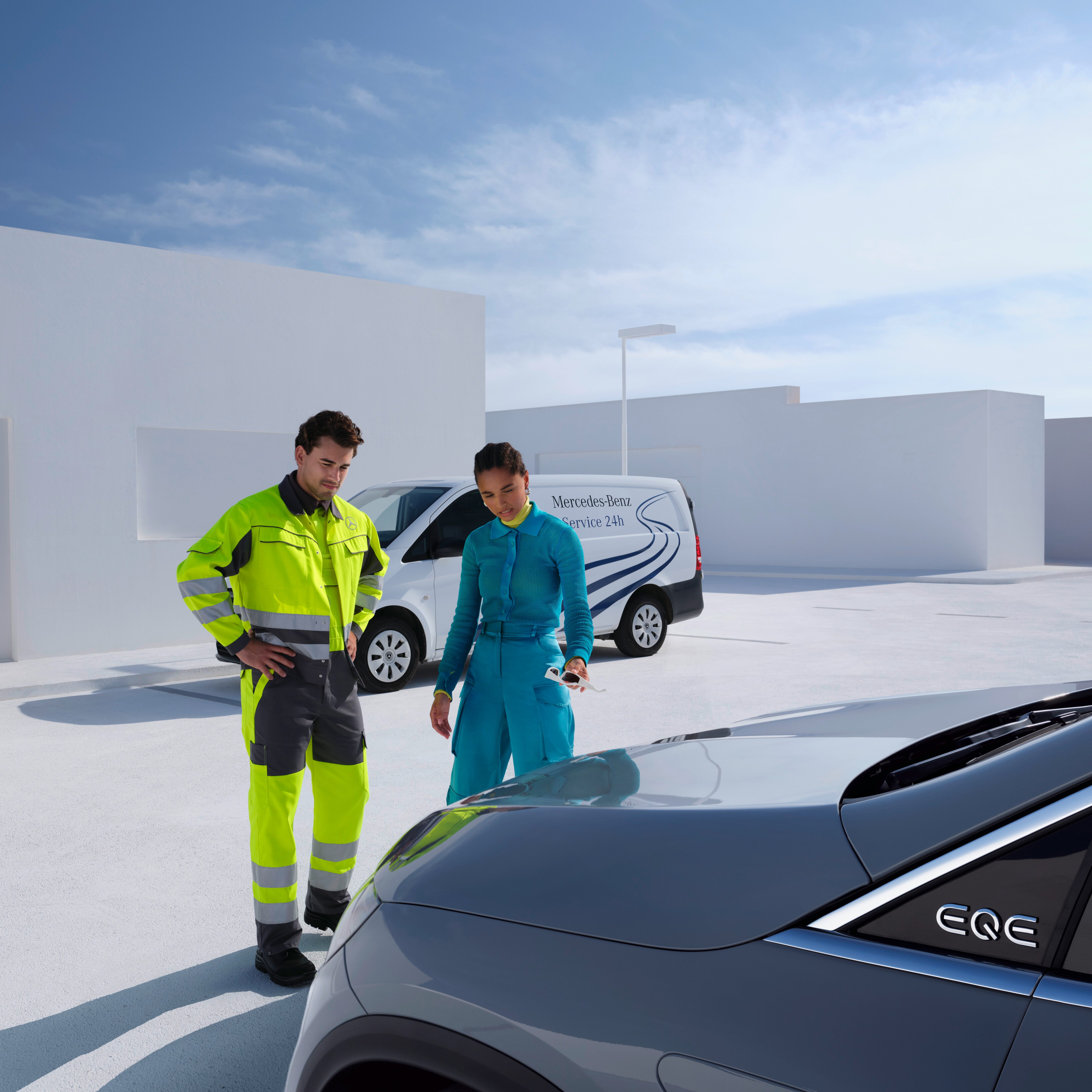Un uomo del team di assistenza Mercedes-Benz 