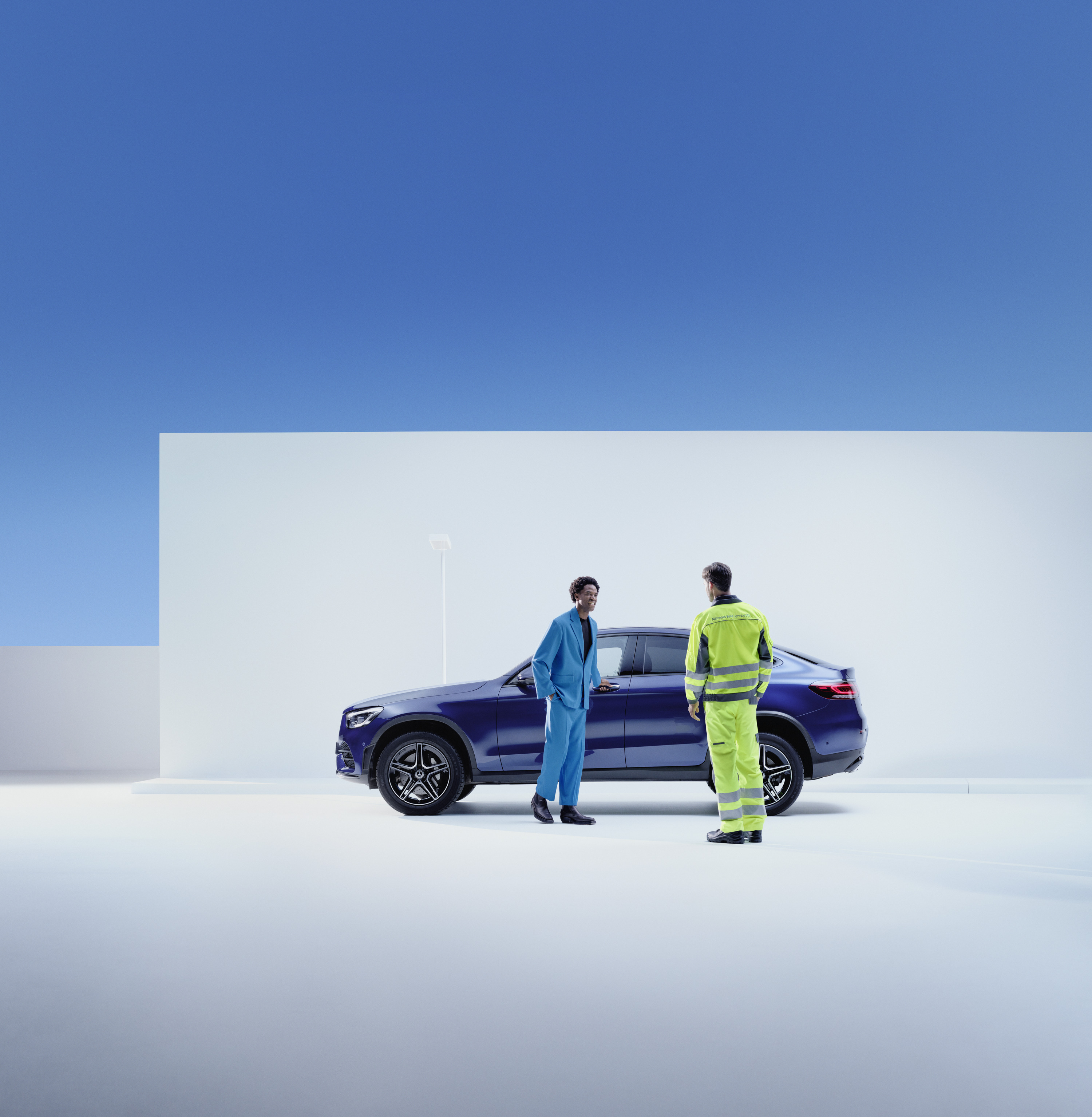 Assistenza stradale | Mercedes-Benz Un addetto all'assistenza Mercedes-Benz si trova accanto a un cliente sulla fiancata della sua Mercedes-Benz.