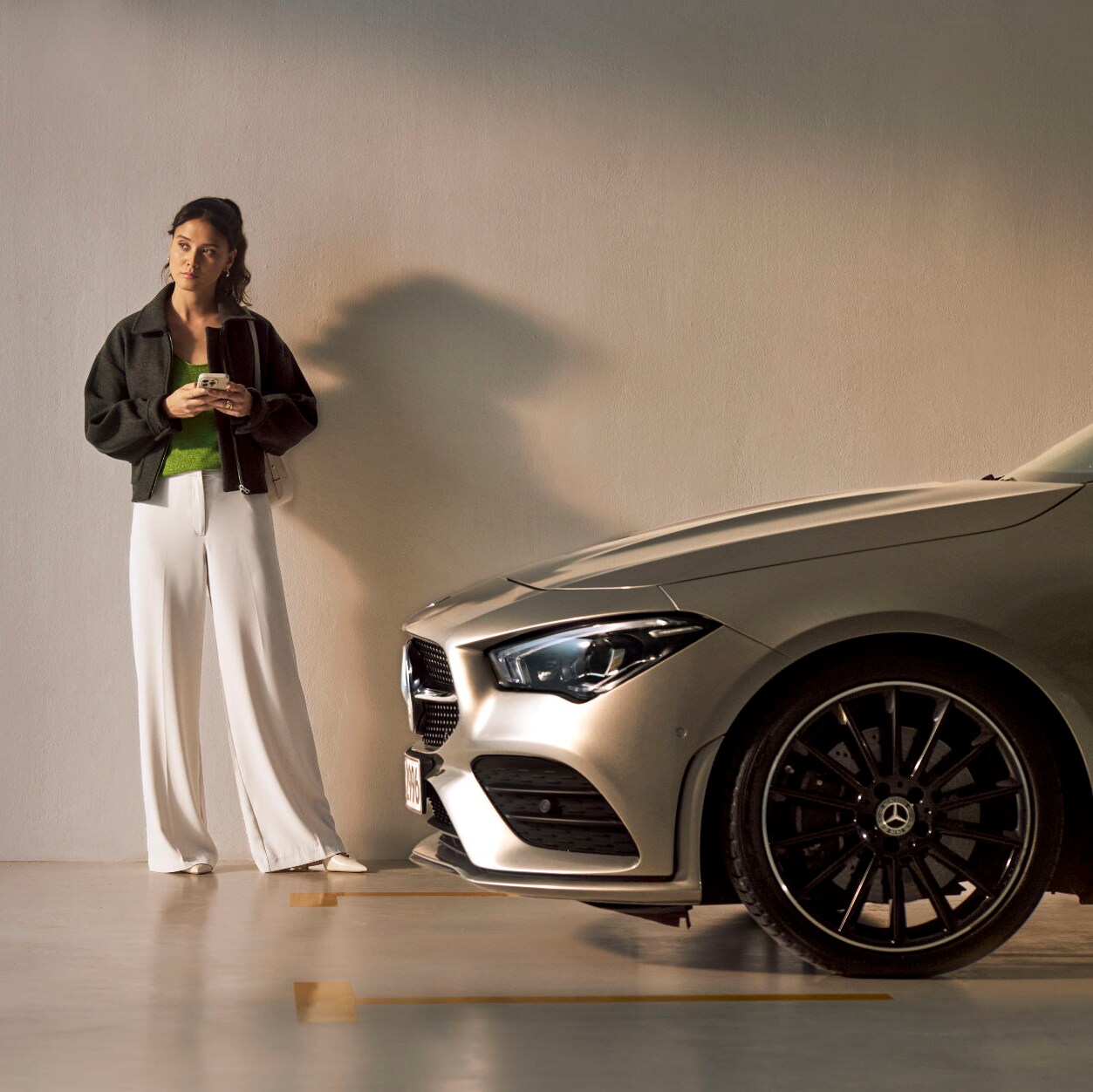 Una persona davanti a un veicolo Mercedes-Benz.