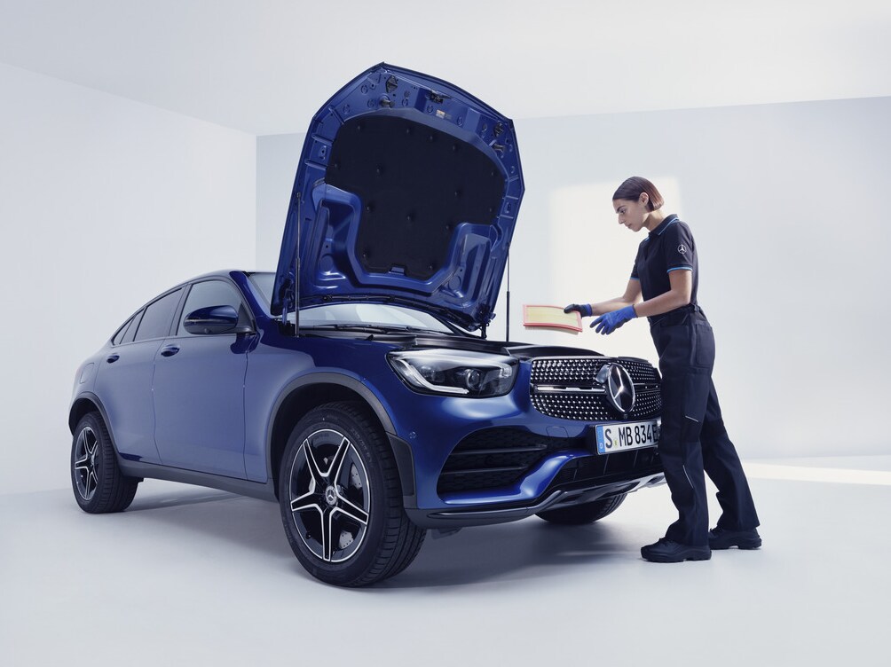 Un tecnico Mercedes-Benz sta controllando una vettura.