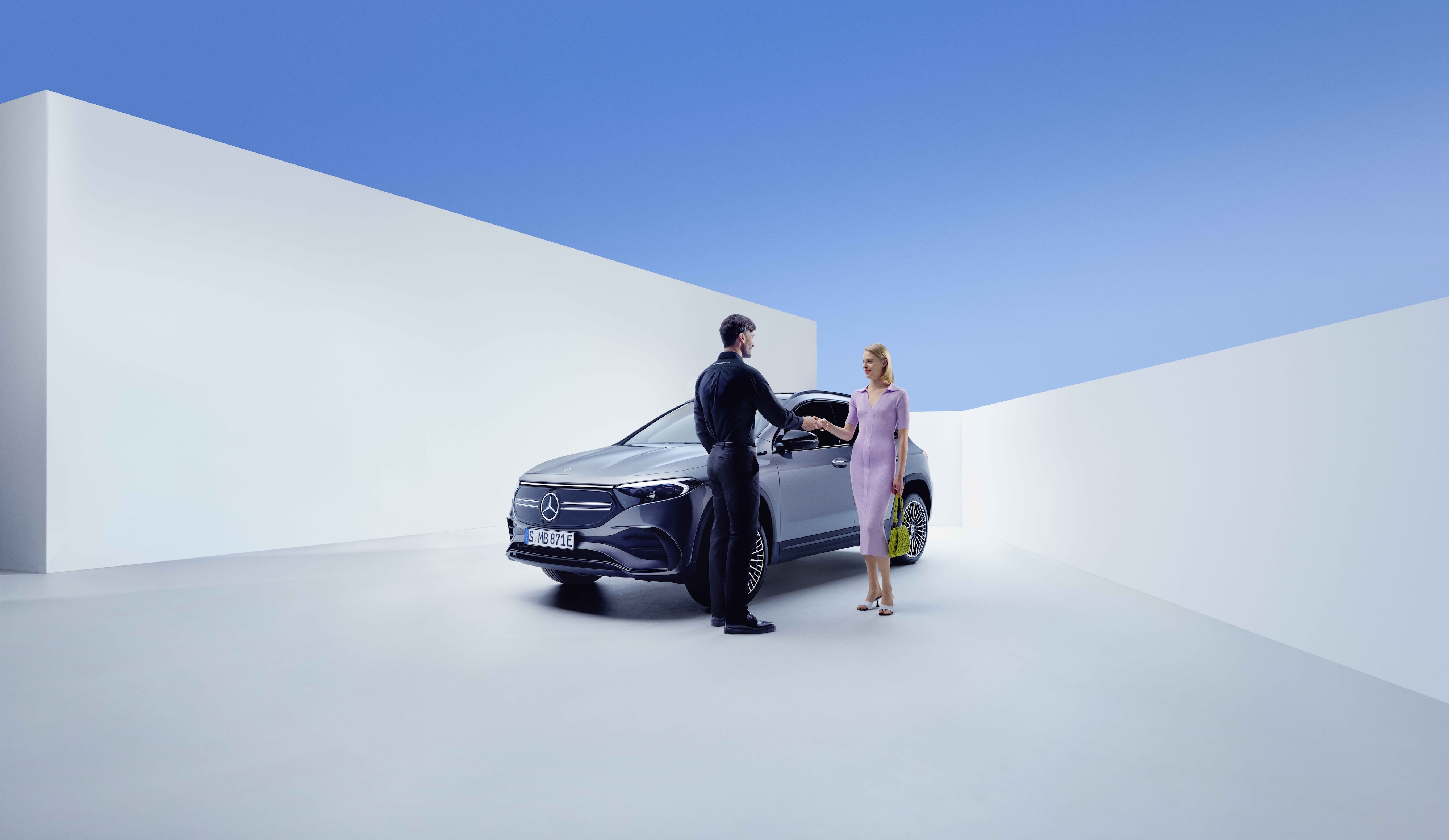 Assistenza e riparazioni | Mercedes-Benz Un dipendente Mercedes-Benz e una donna si stringono la mano davanti a una Mercedes-Benz