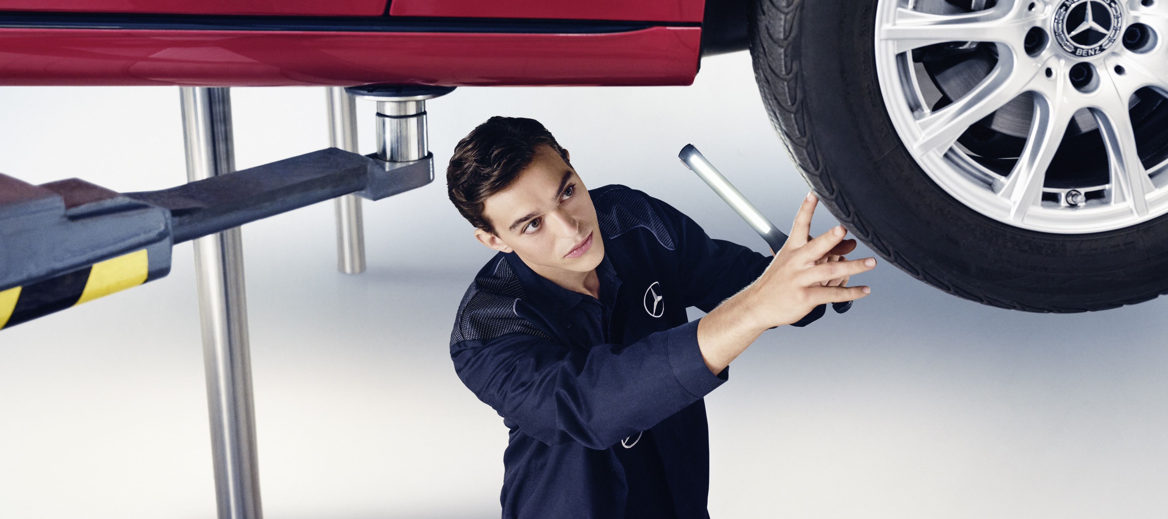 Indagine principale | Mercedes-Benz Un uomo durante l'ispezione di una Mercedes Benz.