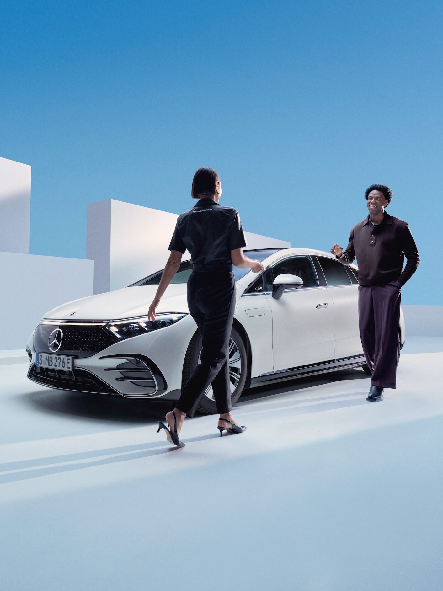 Una donna utilizza il servizio di ritiro e consegna Mercedes-Benz.