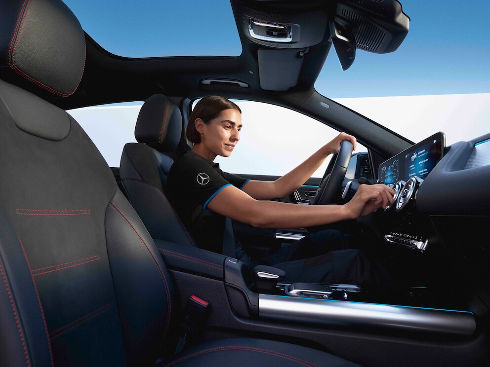 Un tecnico Mercedes-Benz durante il controllo dell'impianto di climatizzazione.