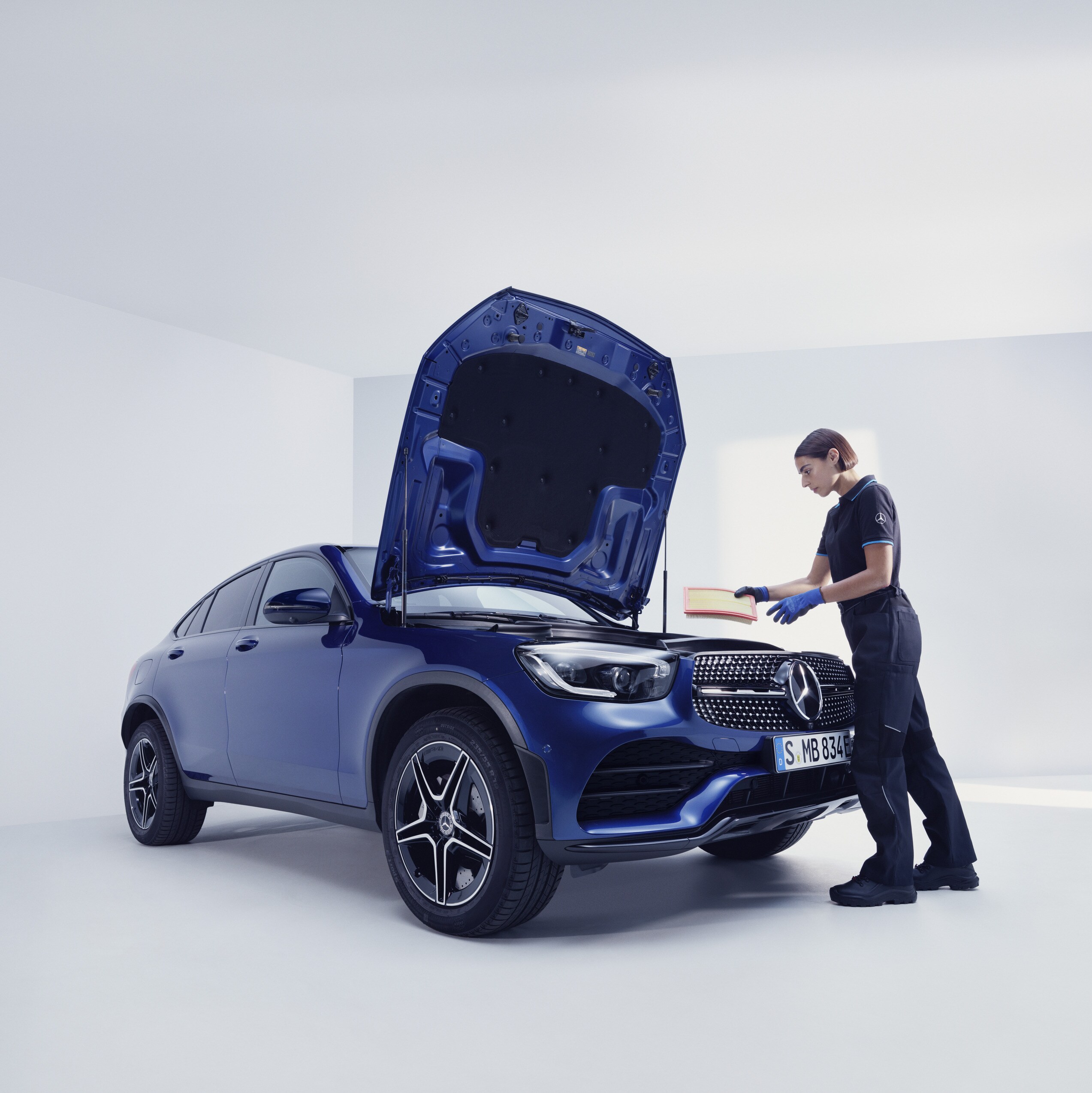 Un meccanico Mercedes-Benz esamina una Mercedes-Benz.