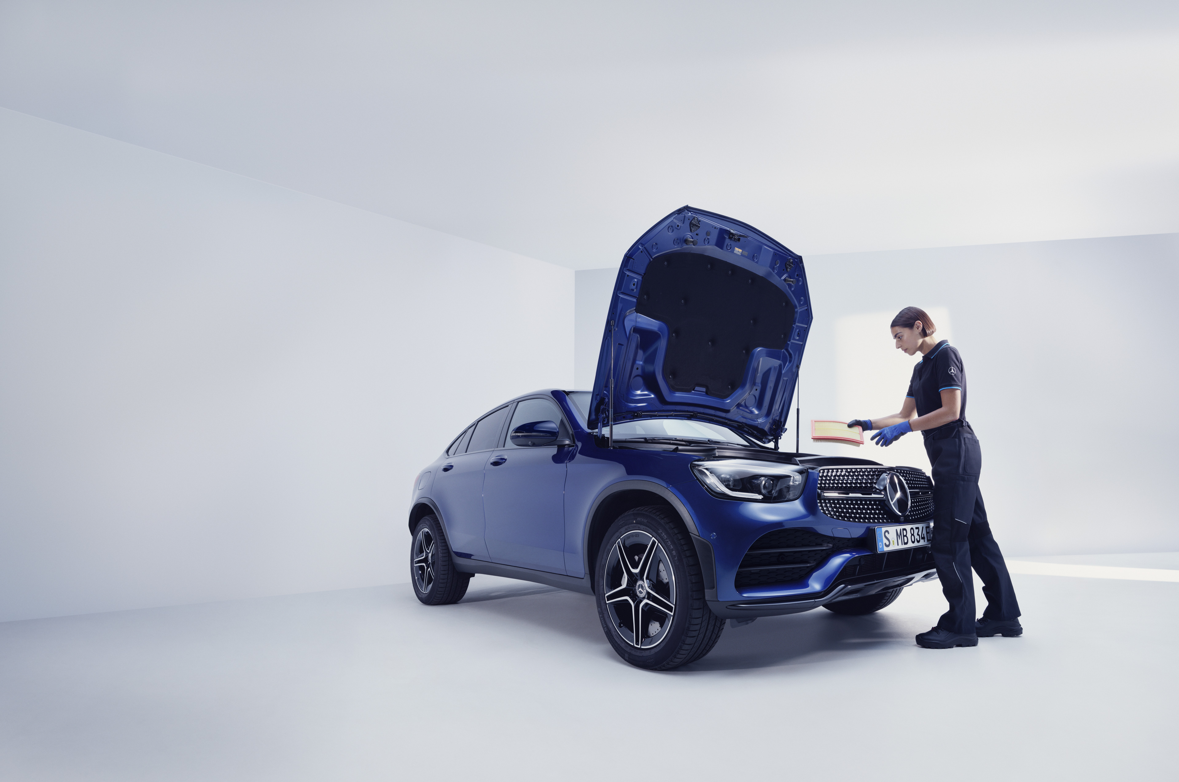 Servizi di manutenzione | Mercedes-Benz Un meccanico Mercedes-Benz esamina una Mercedes-Benz.