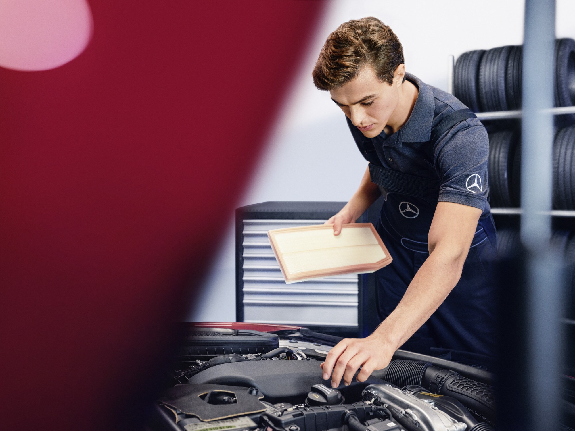Un tecnico Mercedes-Benz esegue il controllo dell'olio.