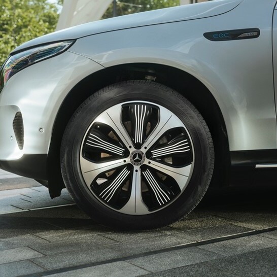 Una Mercedes-Benz vista di lato con cerchio a cinque razze