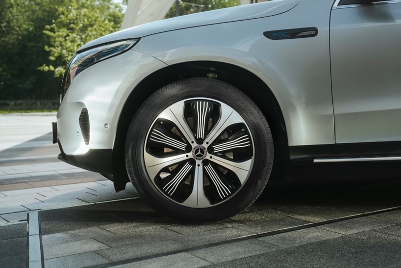 Pneumatici Originali | Mercedes-Benz Una Mercedes-Benz vista di lato con cerchio a cinque razze