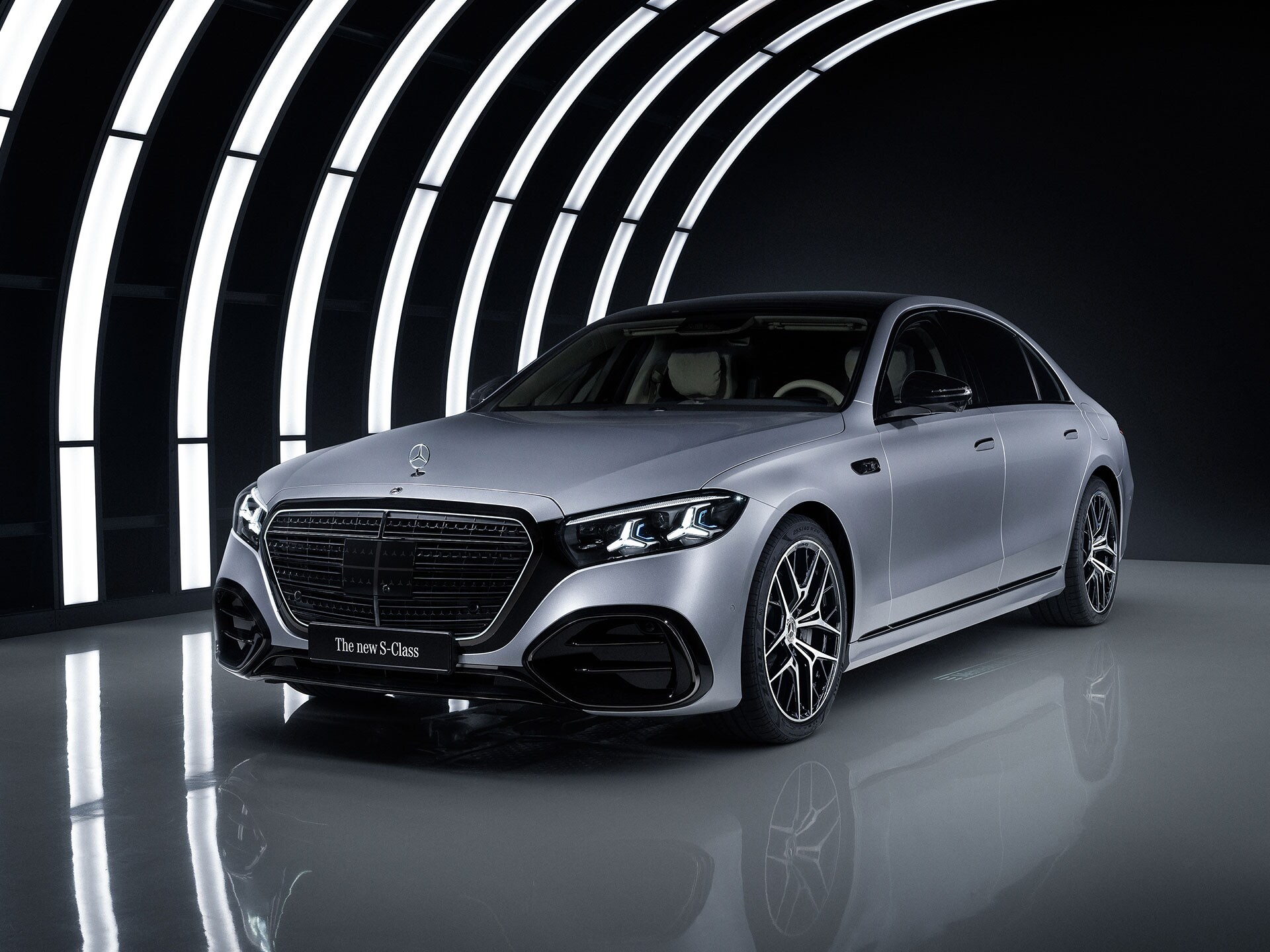 Un veicolo Mercedes-Benz con esterni trasparenti.