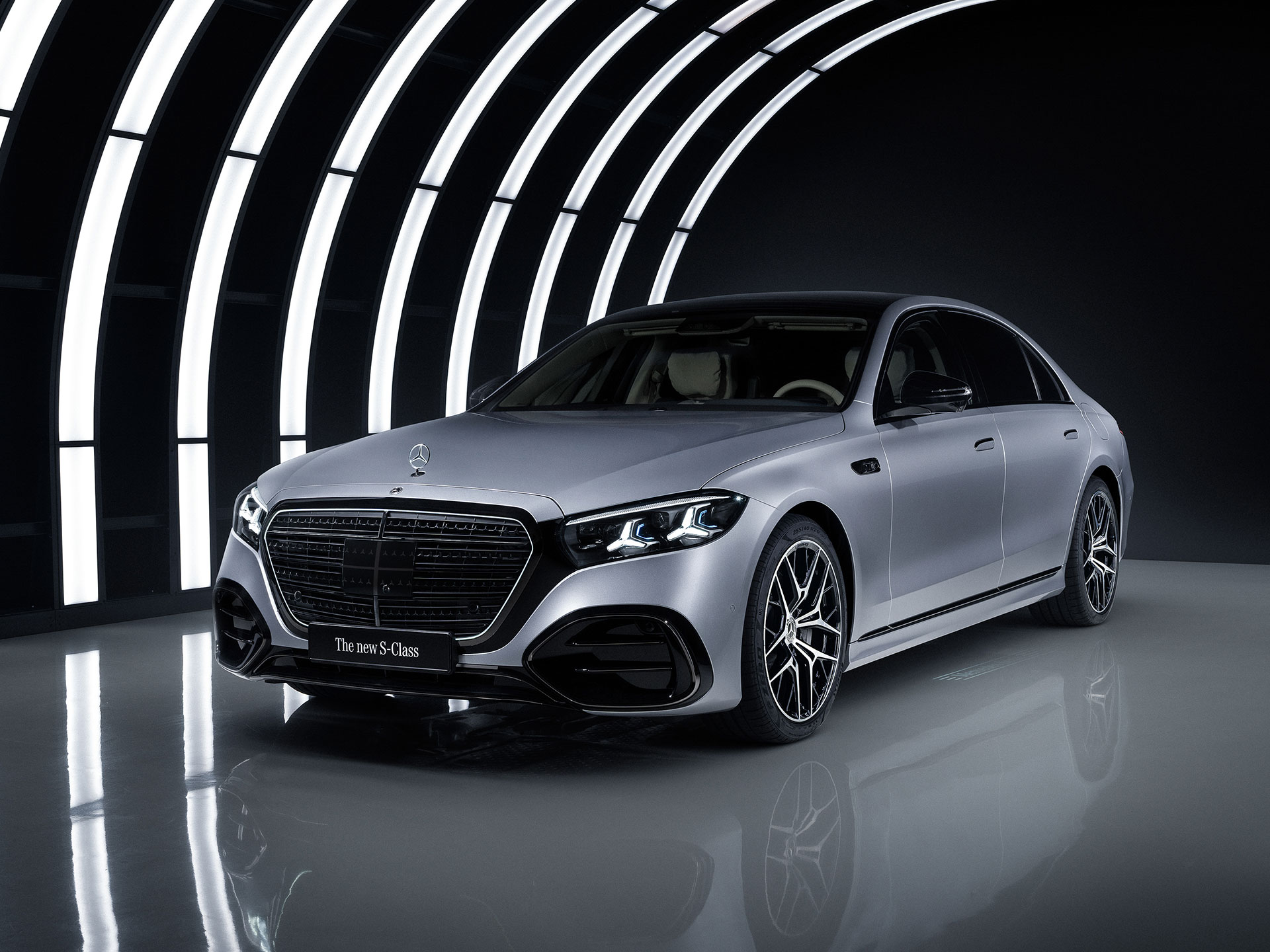 La tecnologia che si prende cura di te | Guida automatizzata & sistemi di assistenza | Mercedes-Benz Un veicolo Mercedes-Benz con esterni trasparenti.