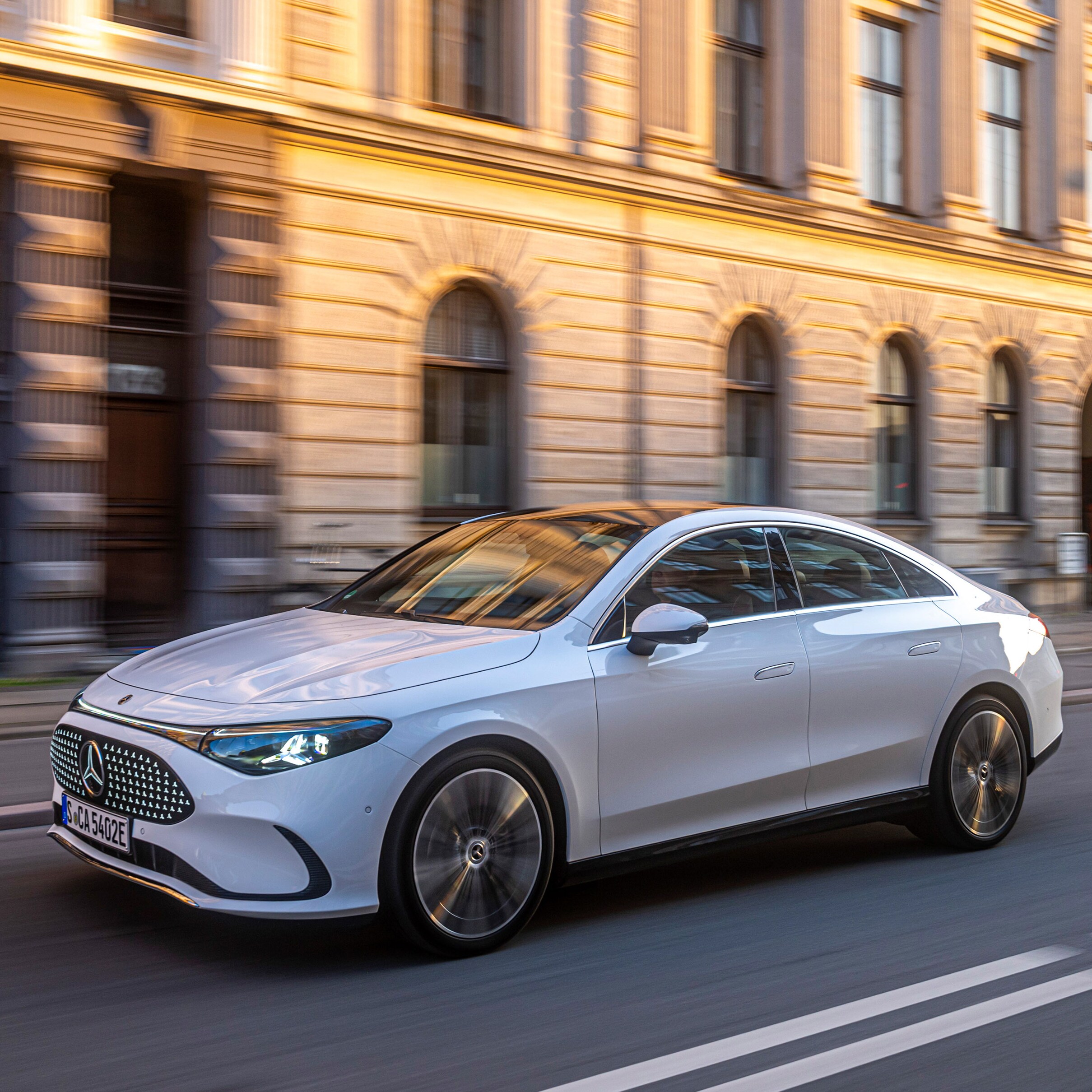 Il volante e il display del conducente di una Mercedes-Benz.