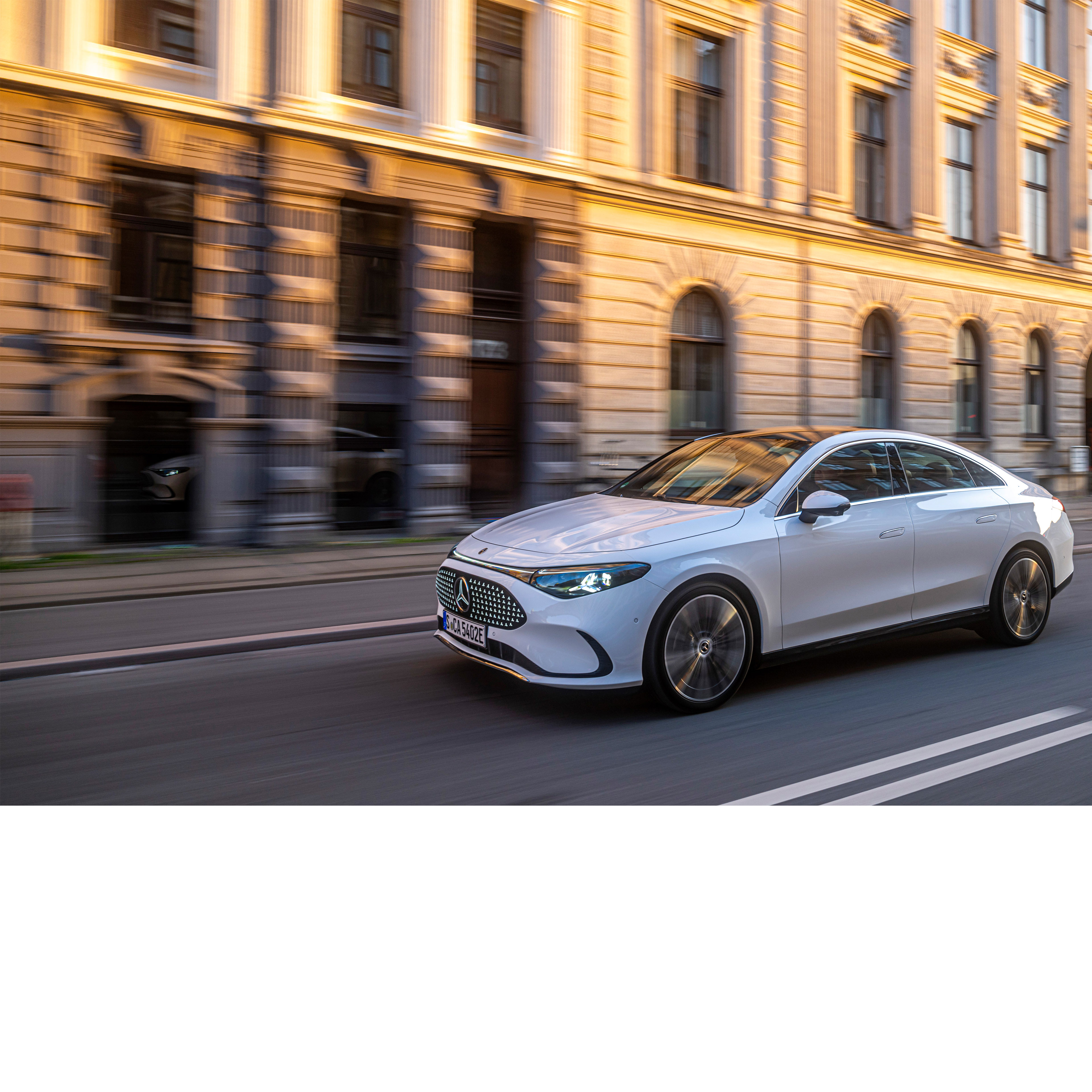 Guida automatizzata & sistemi di assistenza | Mercedes-Benz Il volante e il display del conducente di una Mercedes-Benz.